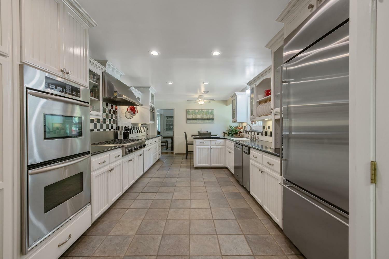 Property Photo:  1301 W Beverly Drive  CA 93277 