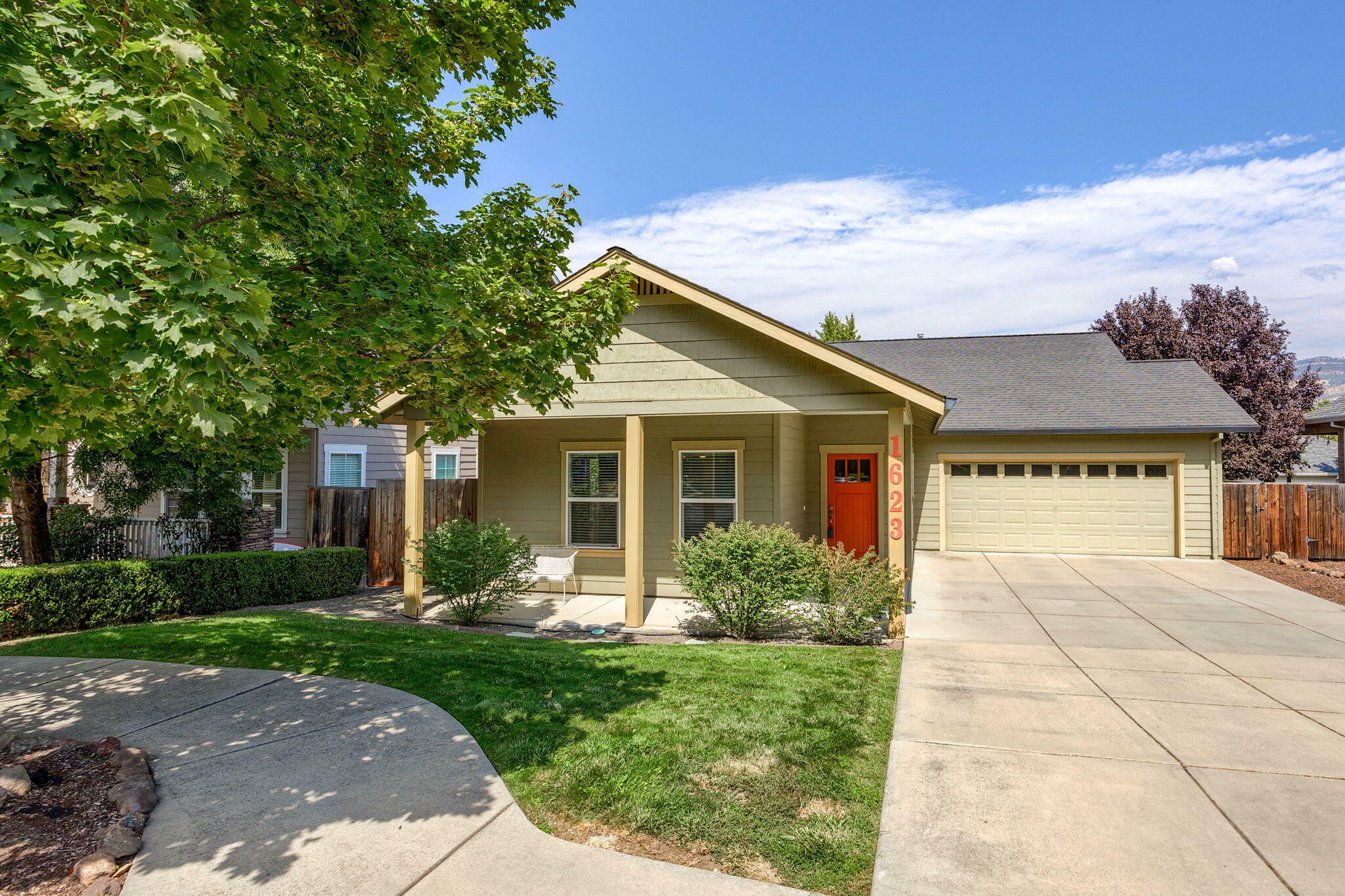 Property Photo: 1623 Lithia Way OR 97540
