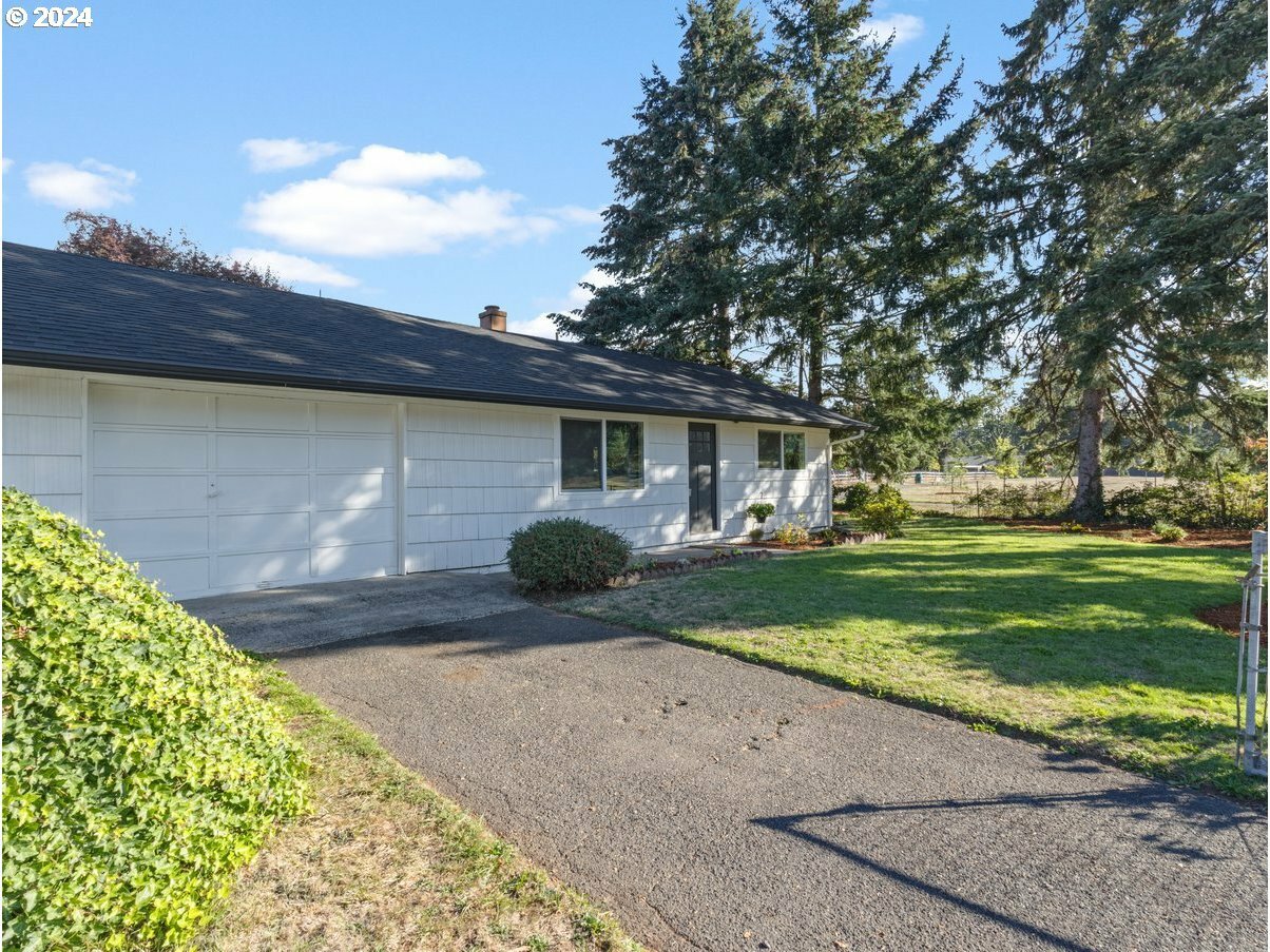 Property Photo:  12915 NE Multnomah St  OR 97230 