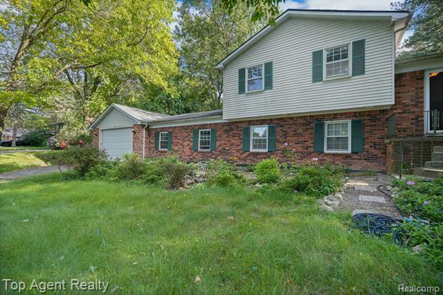 Property Photo:  5171 Greenview Drive  MI 48348 