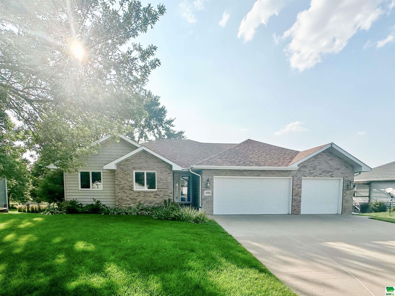 Property Photo: 4705 Old Lakeport Rd IA 51106