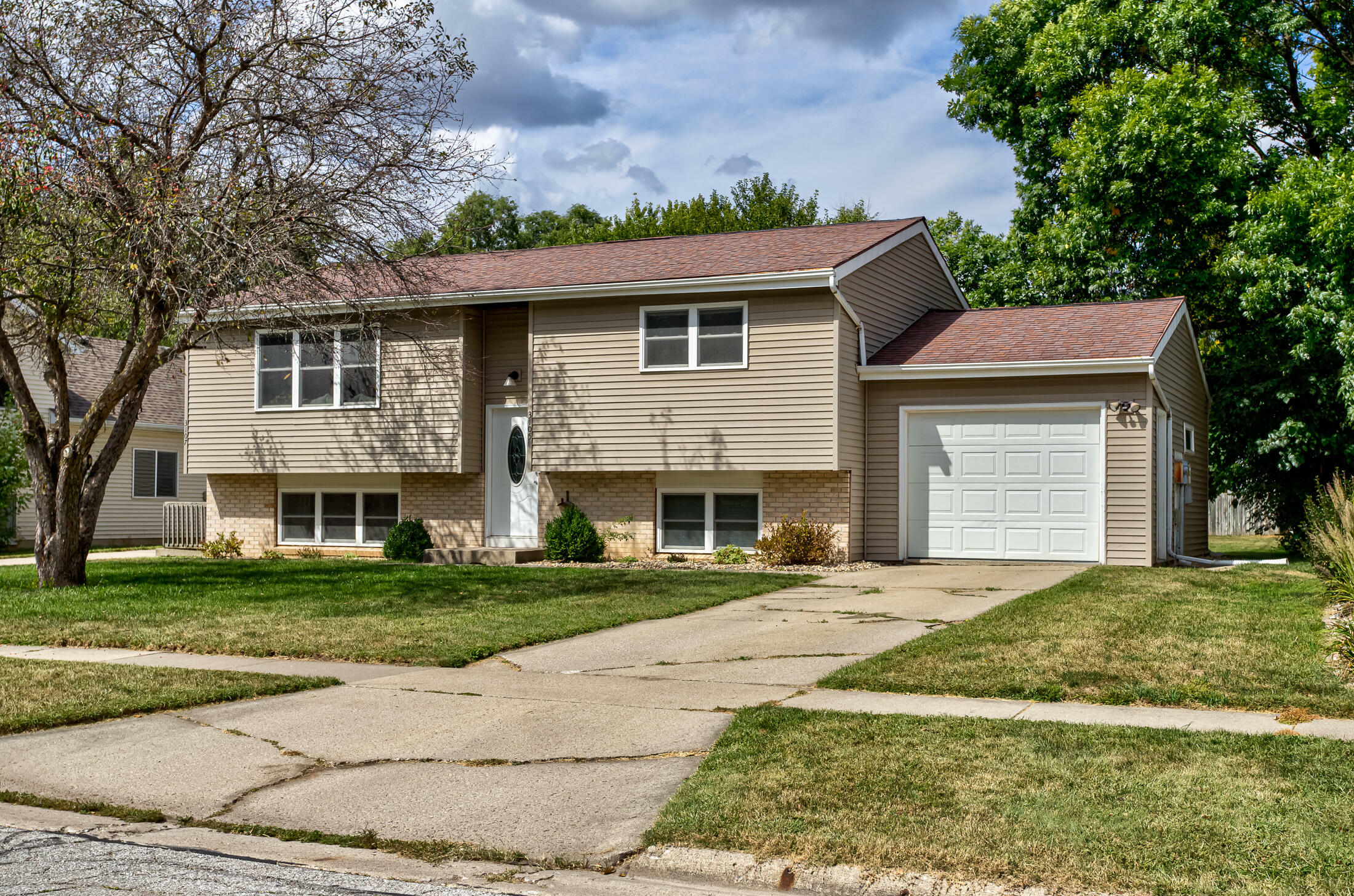 Property Photo:  3105/3107 Diamond Street  IA 50010 