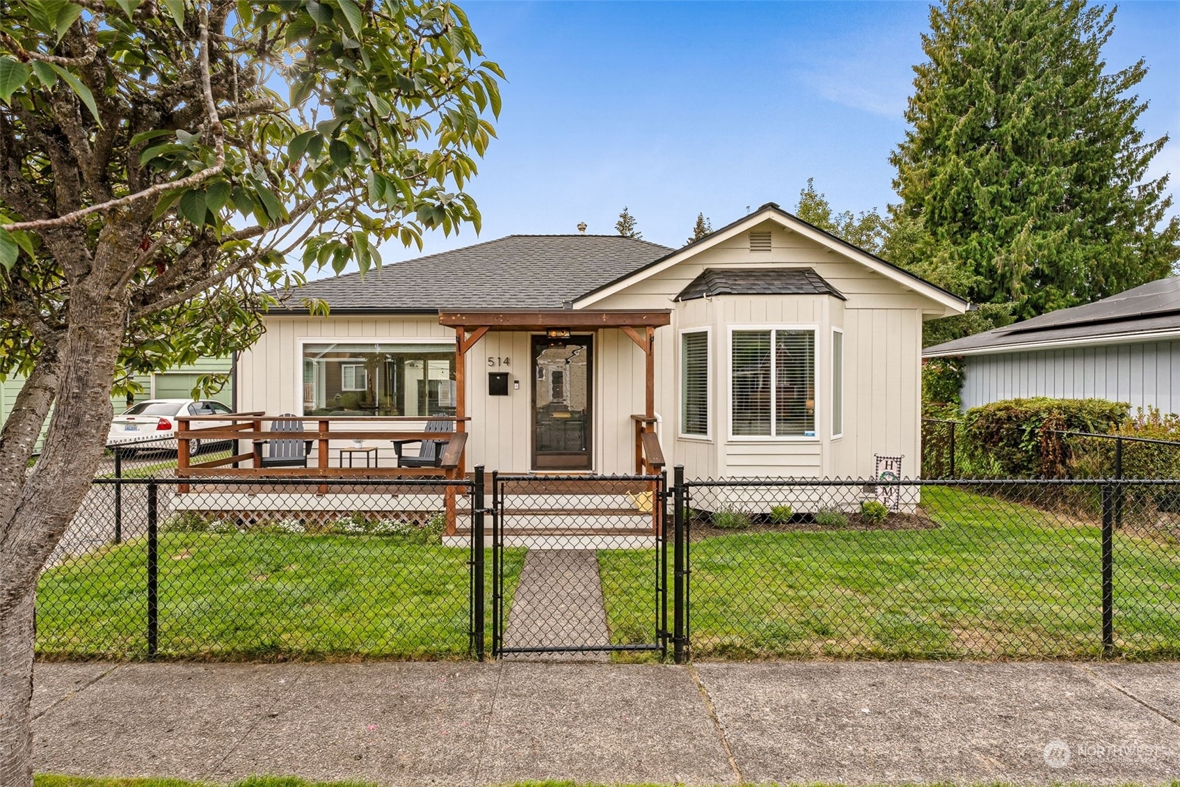 Property Photo:  514 Meade Avenue  WA 98390 