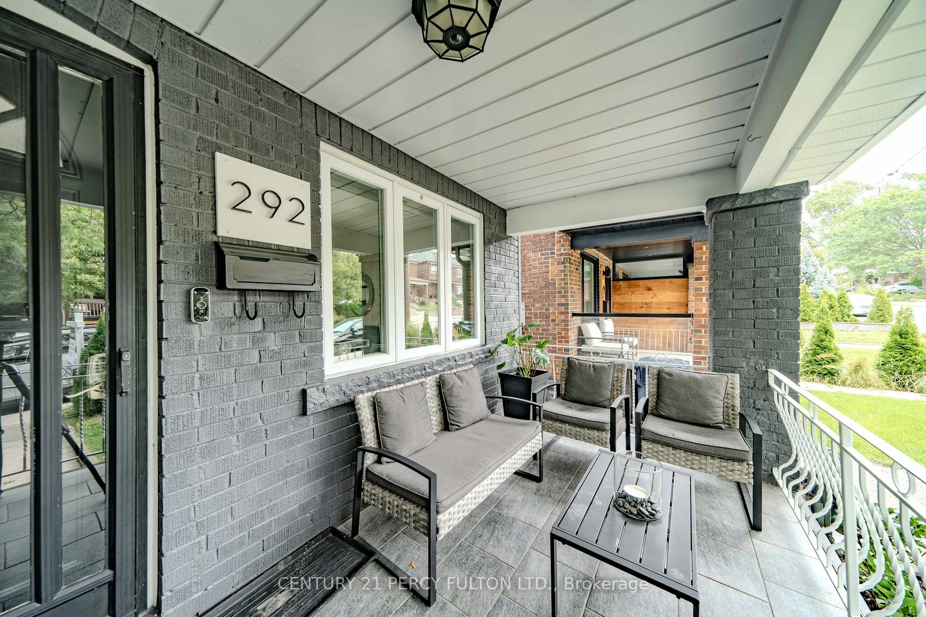 Photo de la propriété:  292 Arlington Ave  ON M6C 2Z7 