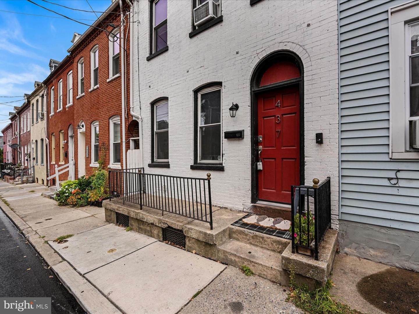 Property Photo:  437 E Strawberry Street  PA 17602 