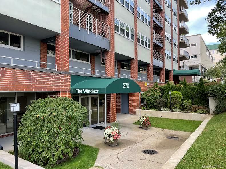 Property Photo:  370 Westchester Avenue 7P  NY 10573 