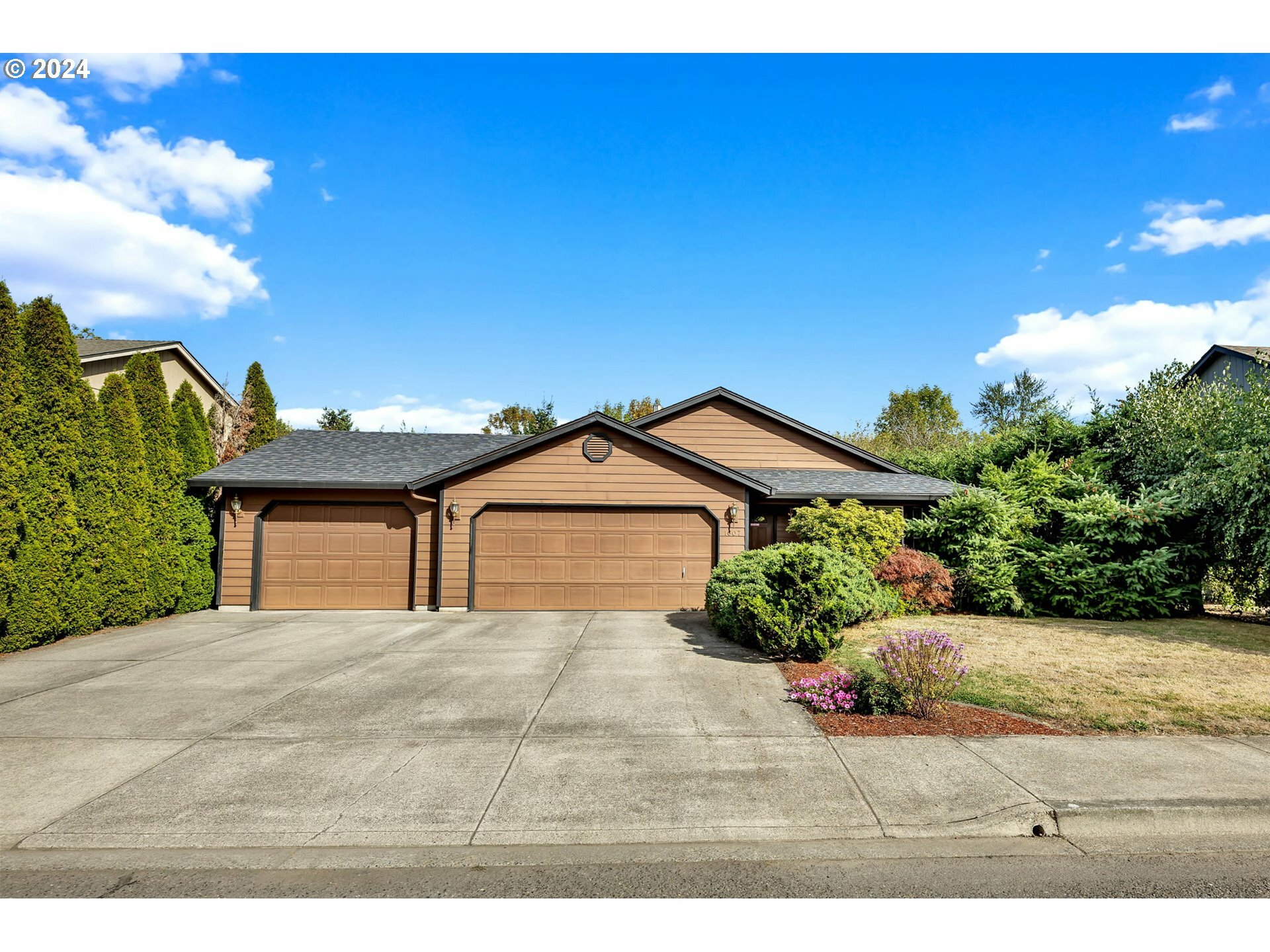 Property Photo:  1607 NW 4th Ave  WA 98604 