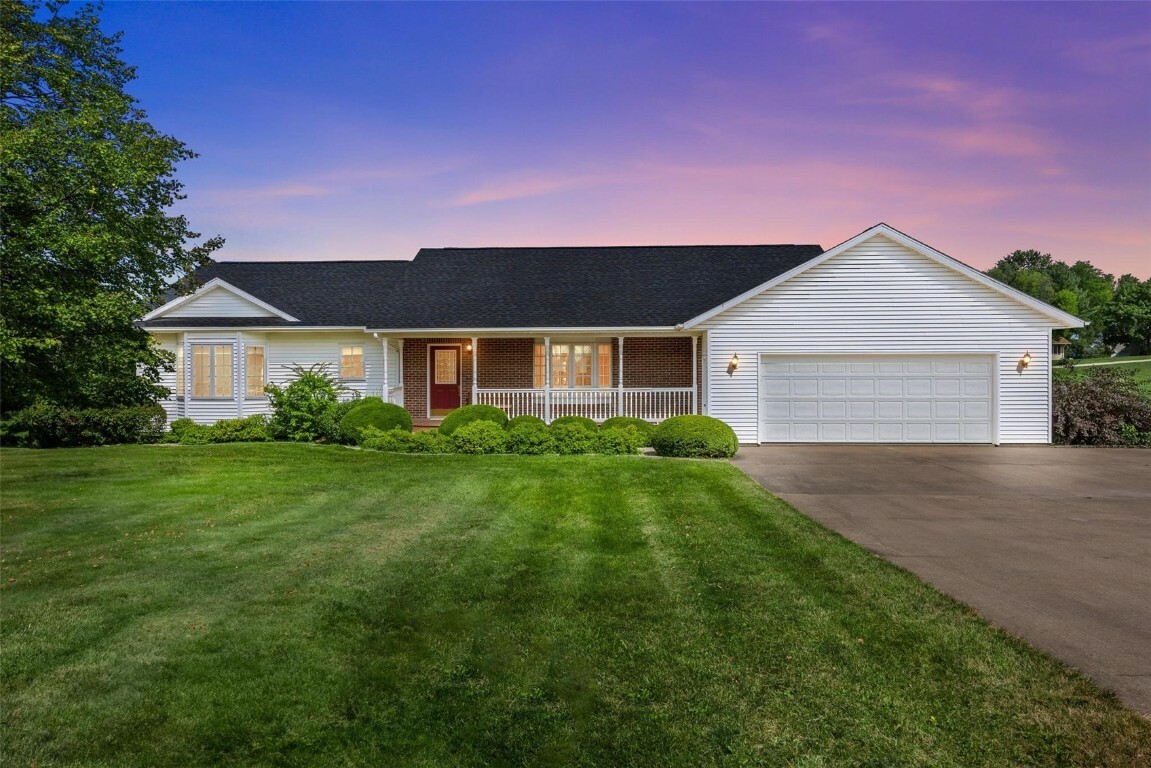 Property Photo: 2914 Skyview Ln NE IA 52338
