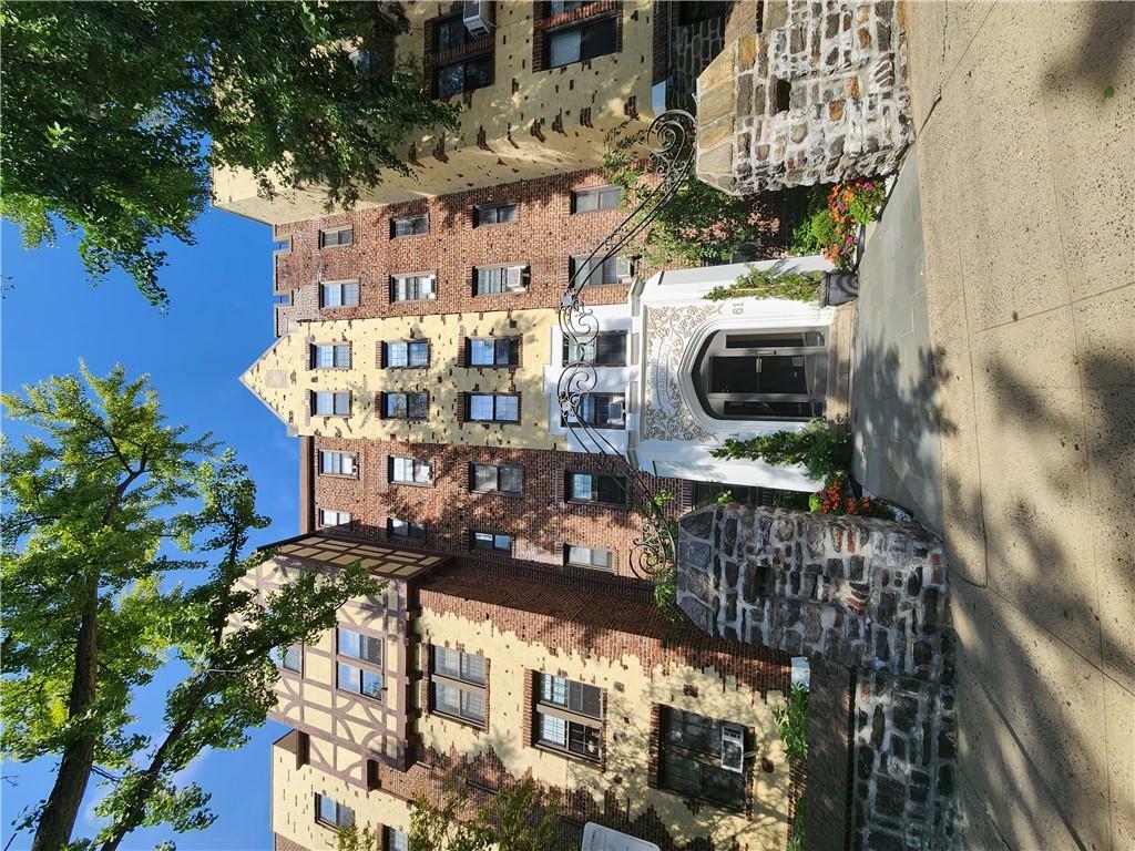 Property Photo:  61 W Grand Street 1E  NY 10552 