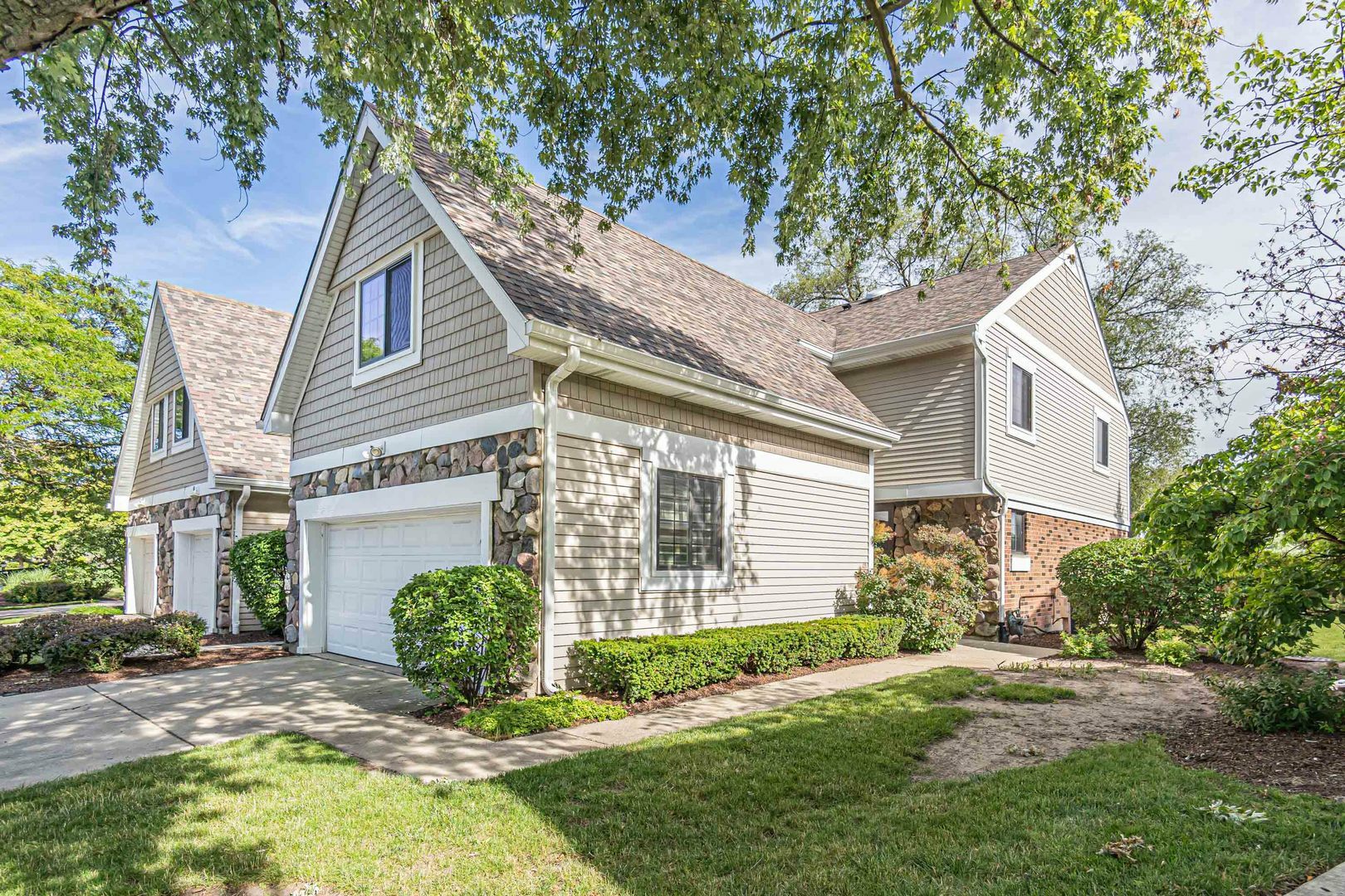 Property Photo:  2560 Essex Drive 2560  IL 60062 