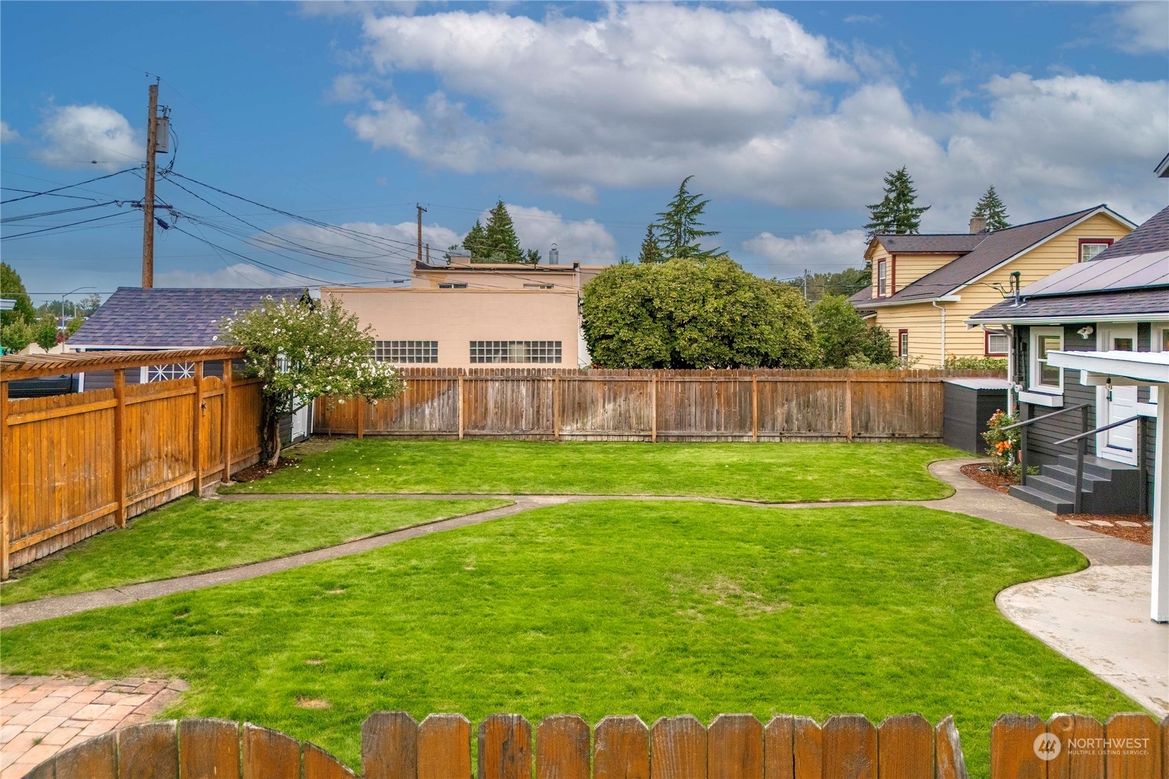 Property Photo:  424  3rd Street NE  WA 98372 