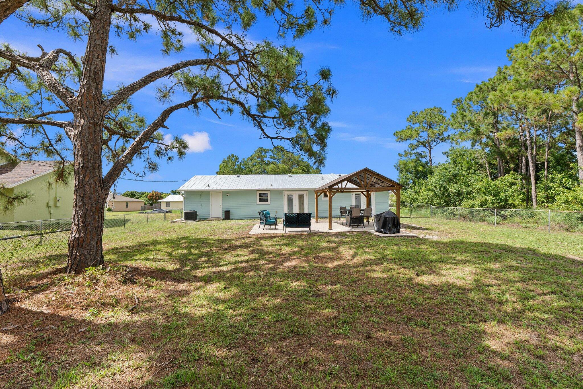 Property Photo:  566 SW Fairview Avenue  FL 34983 