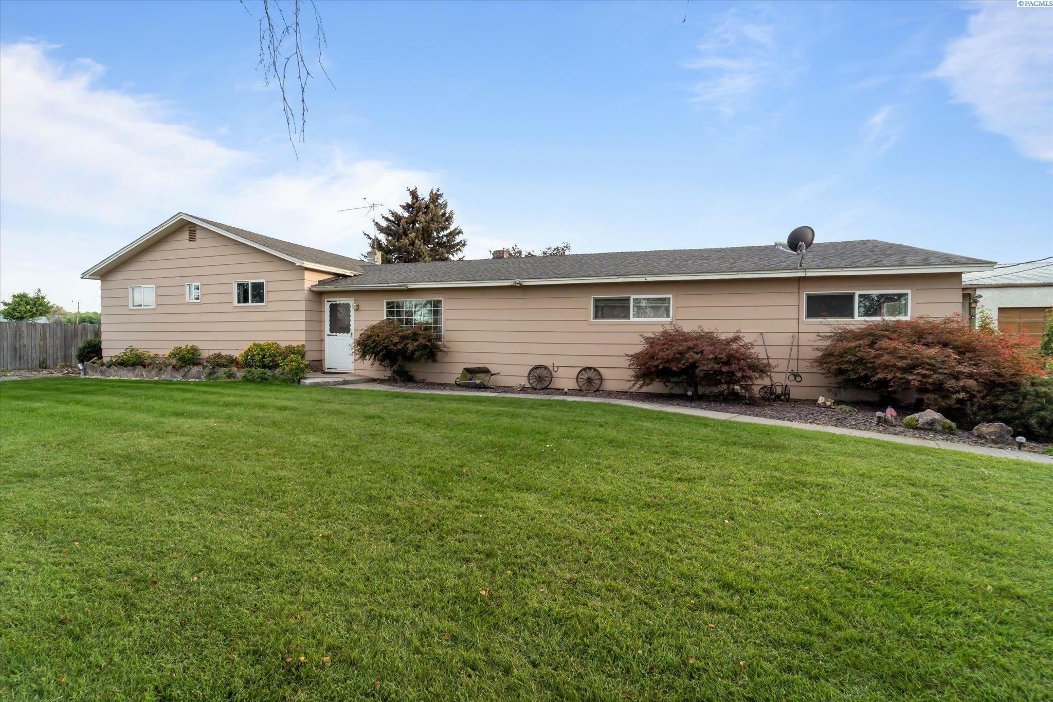 691 Willowcrest Road  Sunnyside WA 98944 photo