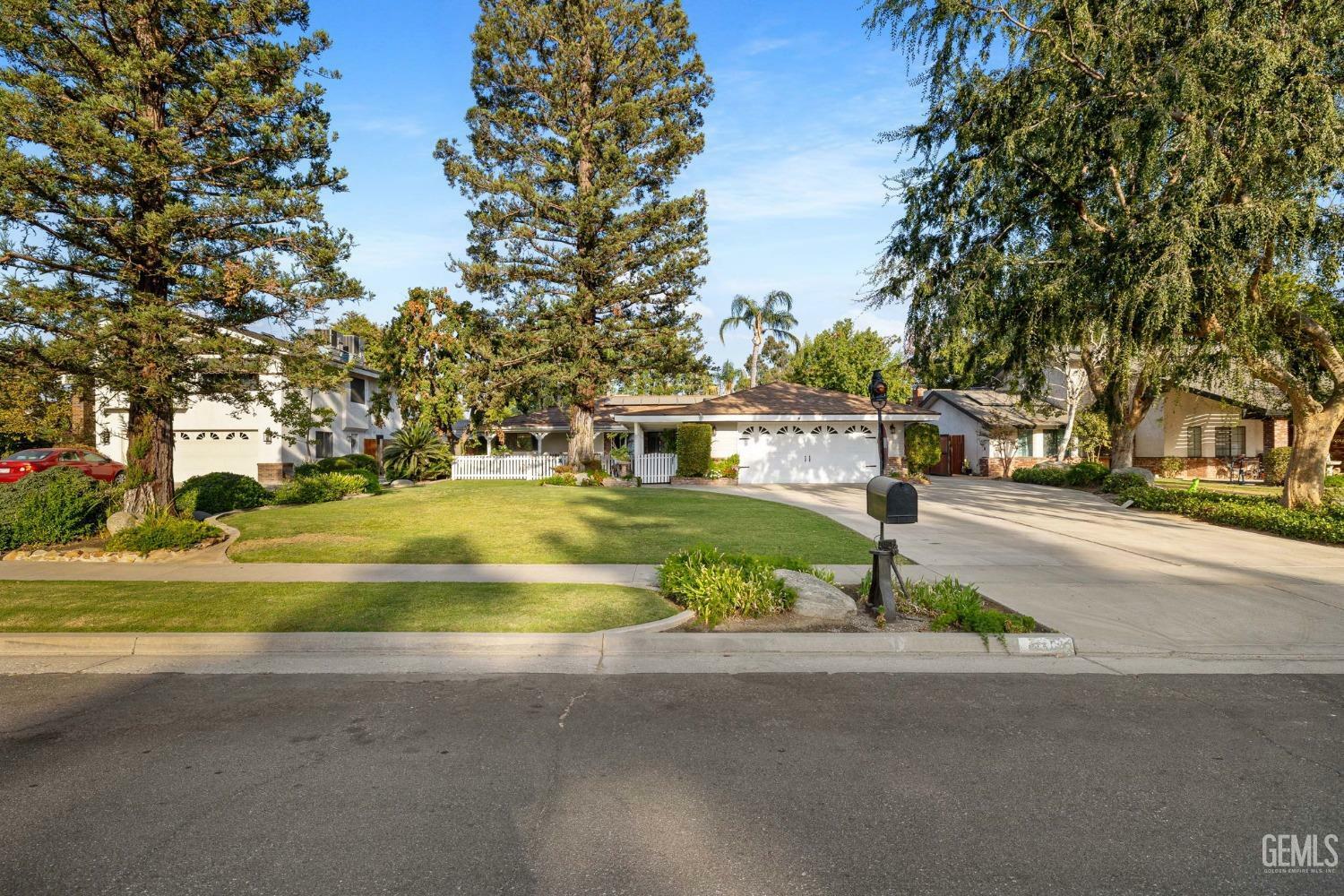 Property Photo:  7100 Crestwood Street  CA 93308 