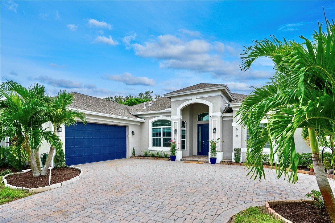 Property Photo:  610 SE Daly Court SE  FL 34984 