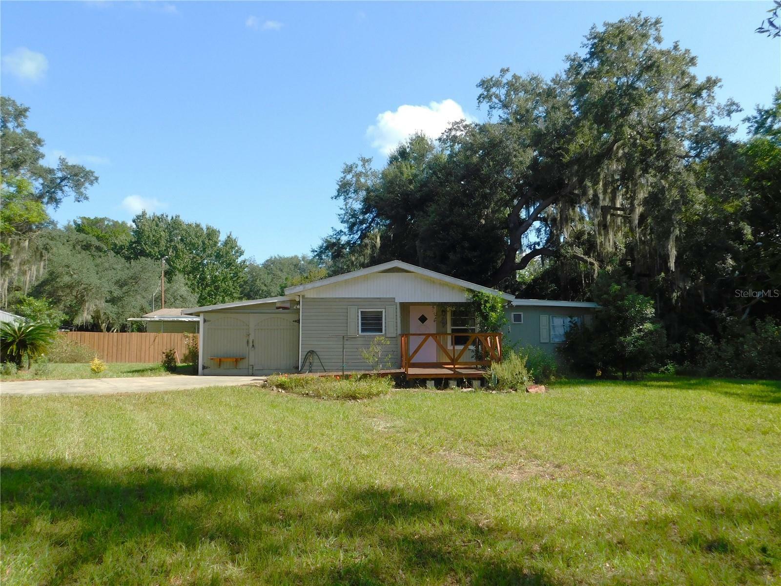 Property Photo:  1585 SE 189th Avenue  FL 34488 