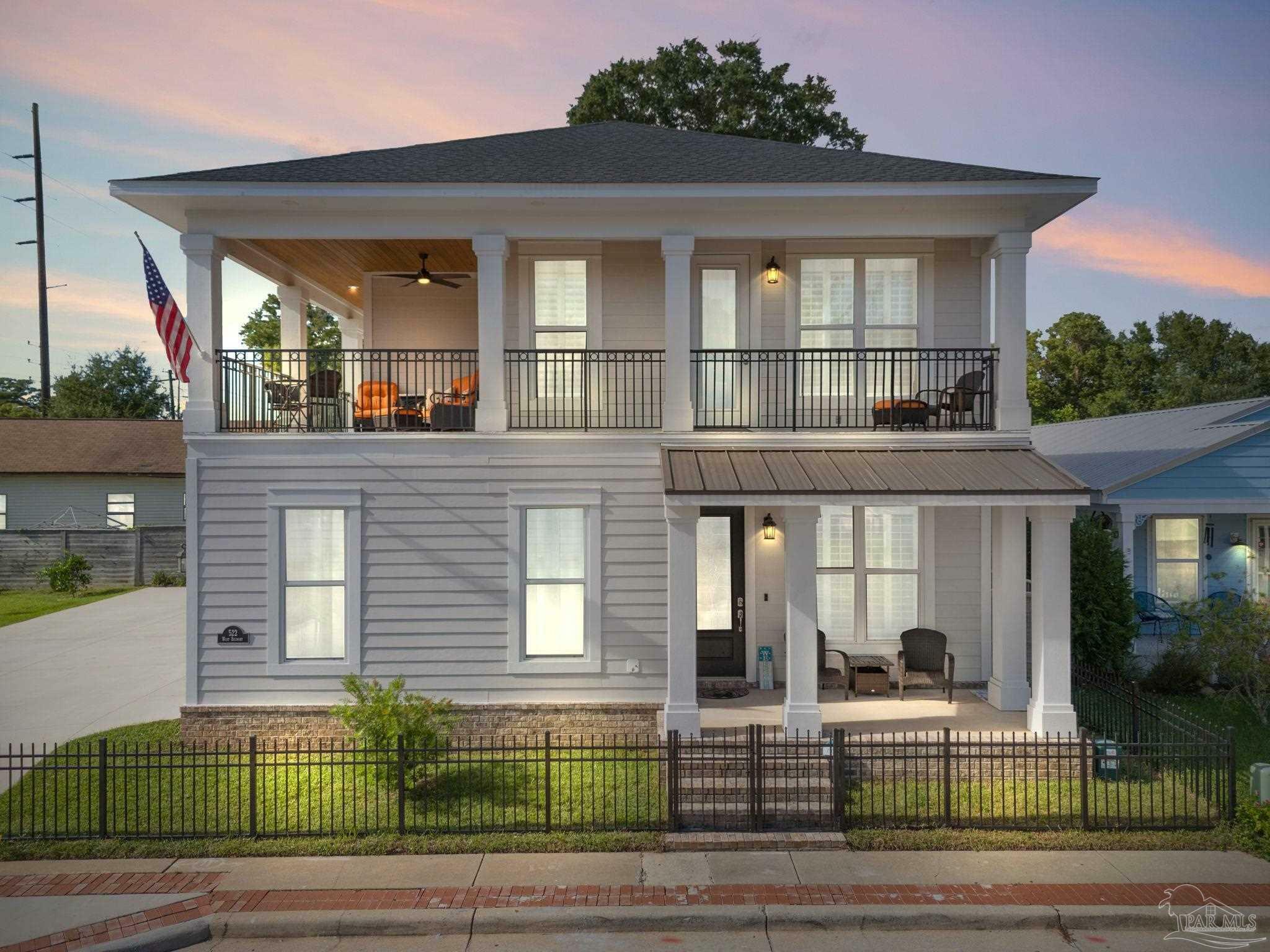 Property Photo: 522 W Belmont St FL 32501