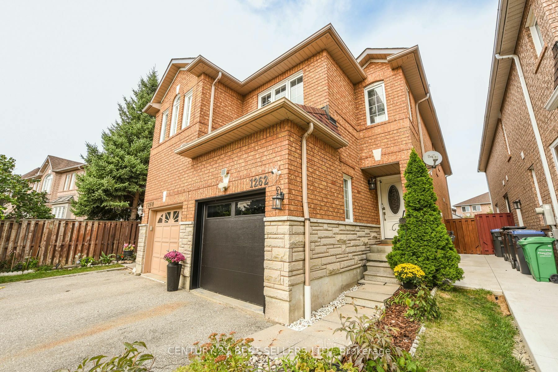 Property Photo:  1262 Foxglove Pl  ON L5V 2N3 