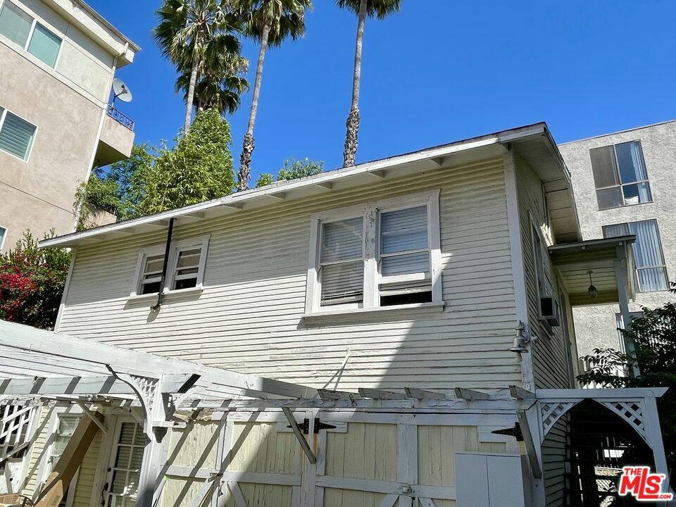 Property Photo:  918 1/2  Palm Ave  CA 90069 