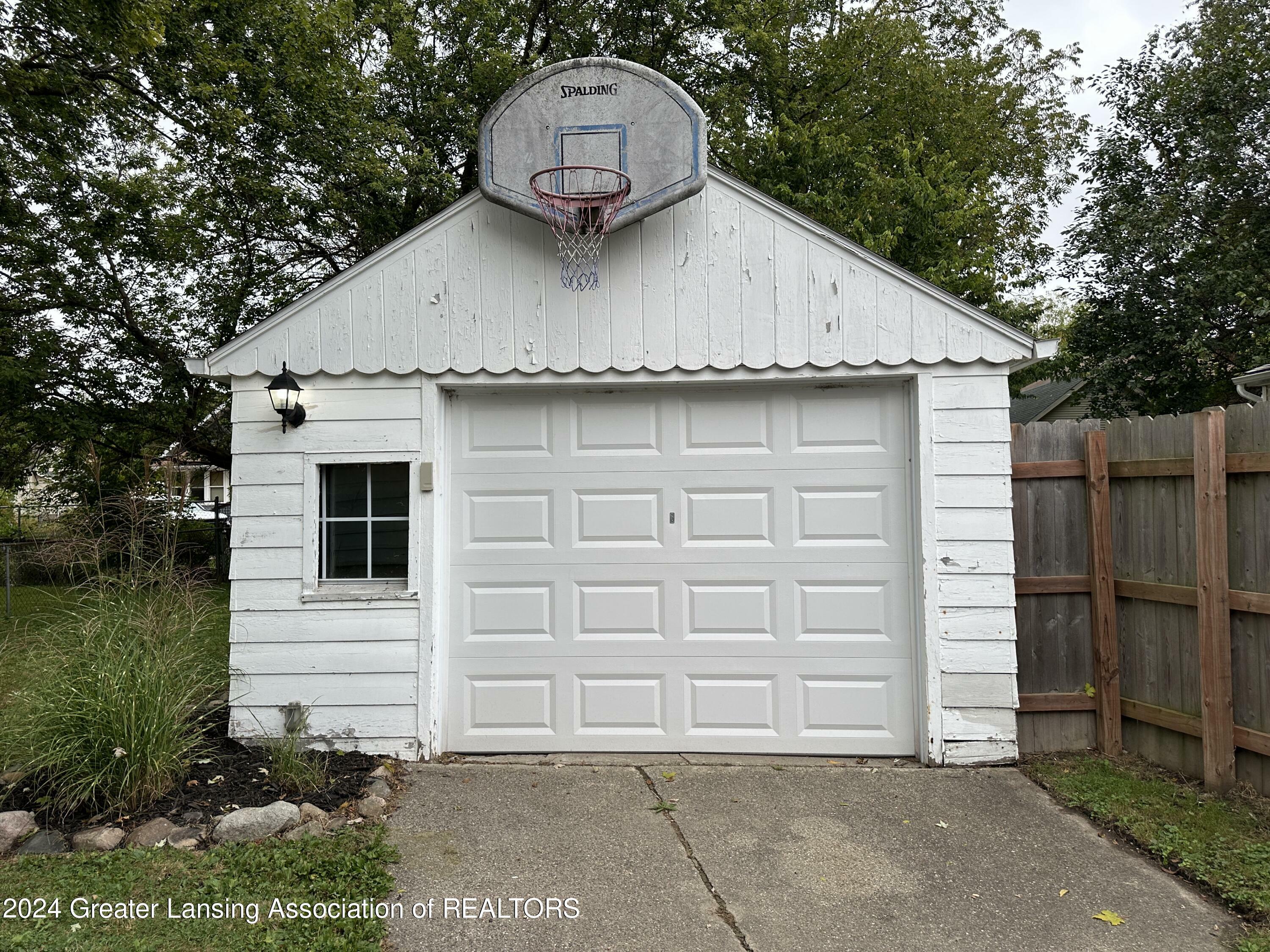 Property Photo:  920 Holten Street  MI 48915 