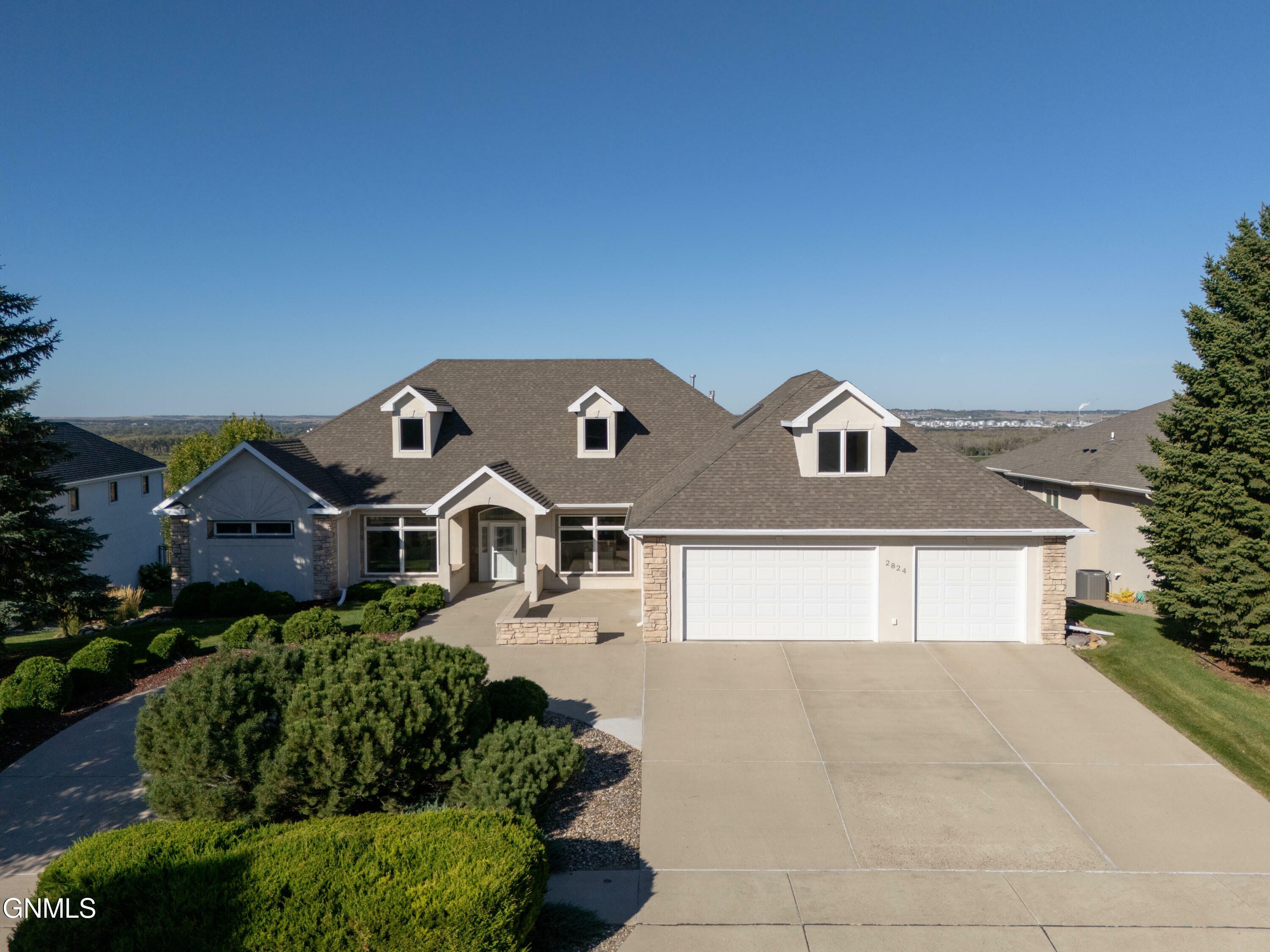 Property Photo:  2824 Promontory Drive  ND 58503 