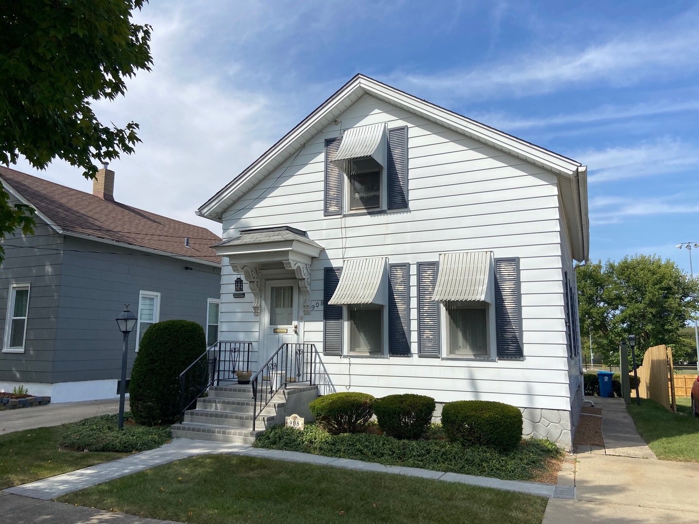 Property Photo: 908 Solfisburg Avenue IL 60505