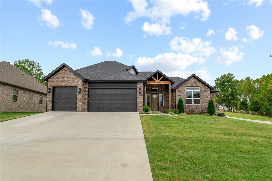 Property Photo:  1003 Red Oak Loop  AR 72762 