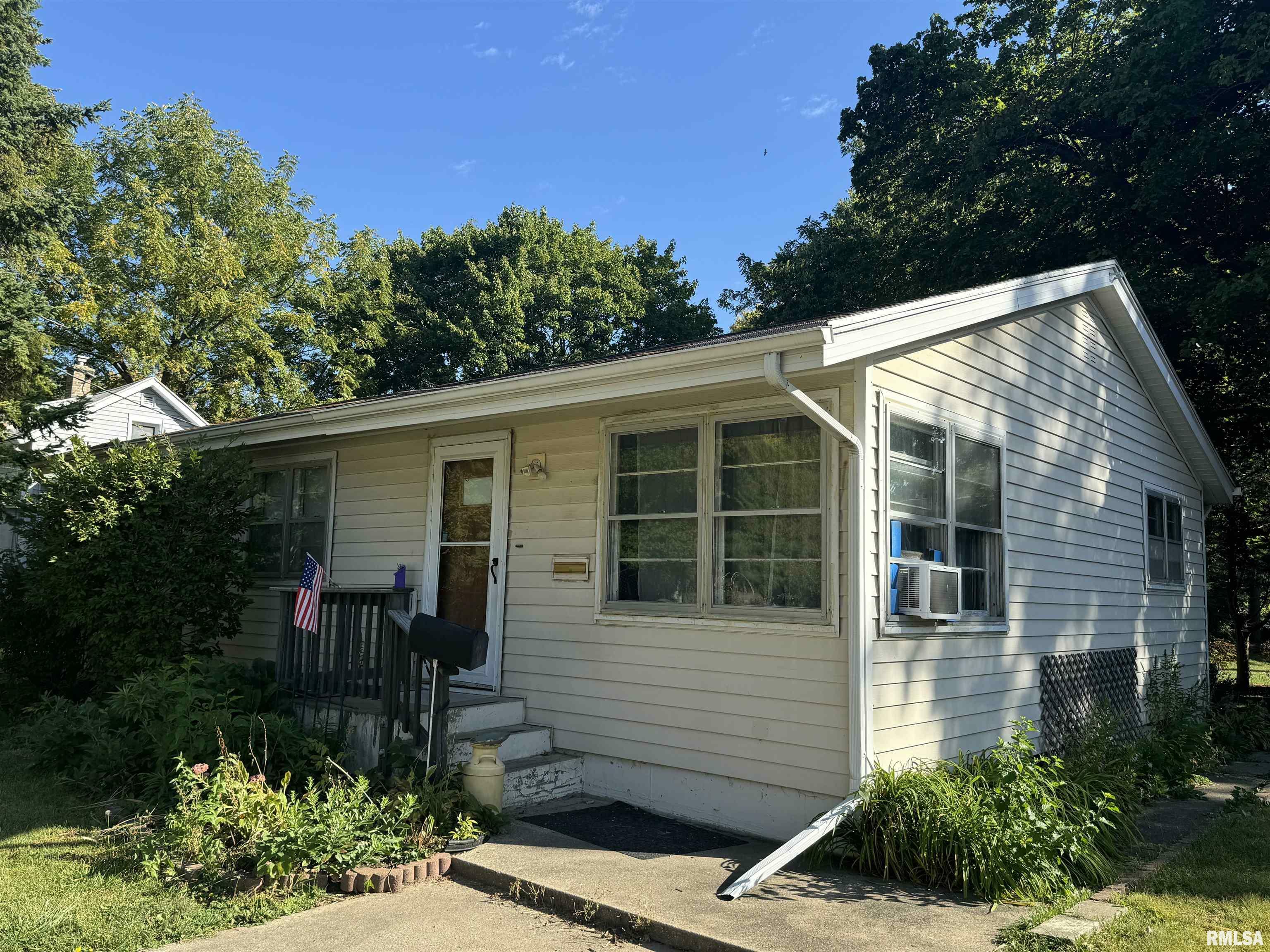 Property Photo:  412 Boardman Place  IL 61021 