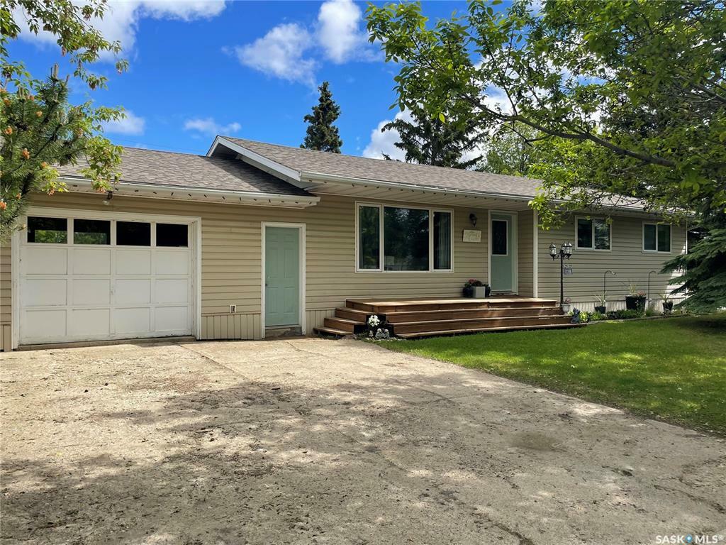 Property Photo:  719 98th Avenue  SK S0E 1T0 