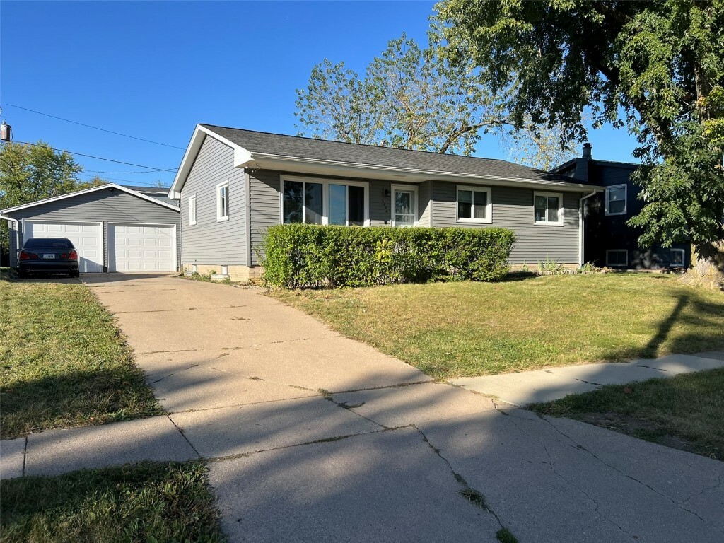 Property Photo:  3004 Ravenwood Terrace NW  IA 52405 