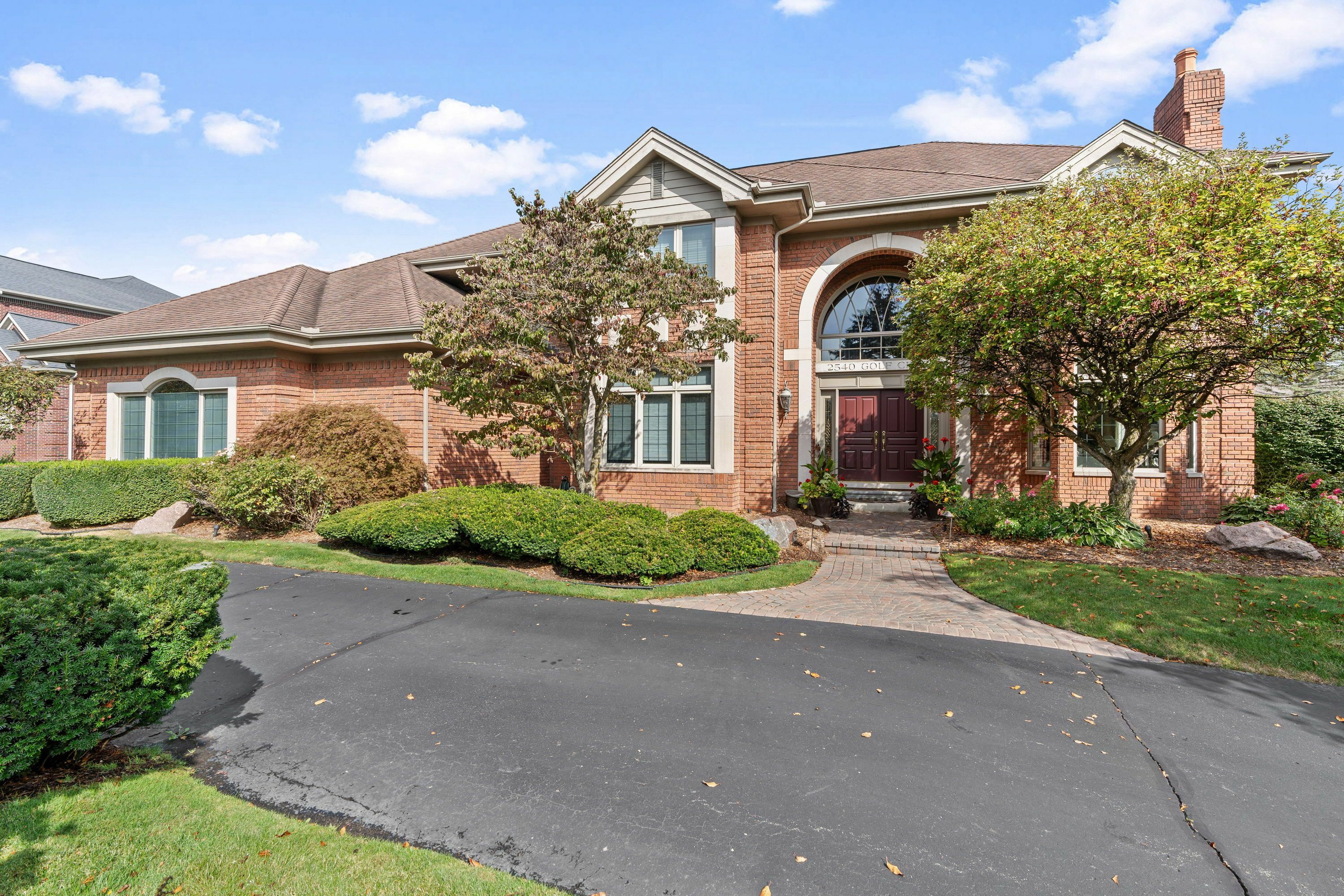 Property Photo:  2540 Golf Crest Drive  MI 48309 