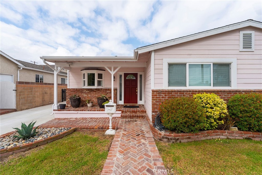 Property Photo:  817 Elm Avenue  CA 90503 