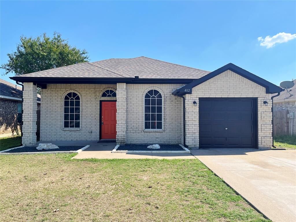 Property Photo: 402 Graham Street TX 75165