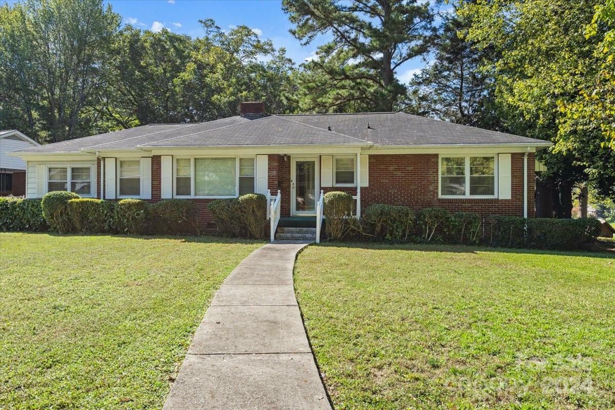 Property Photo:  1736 Woodland Drive  NC 28205 