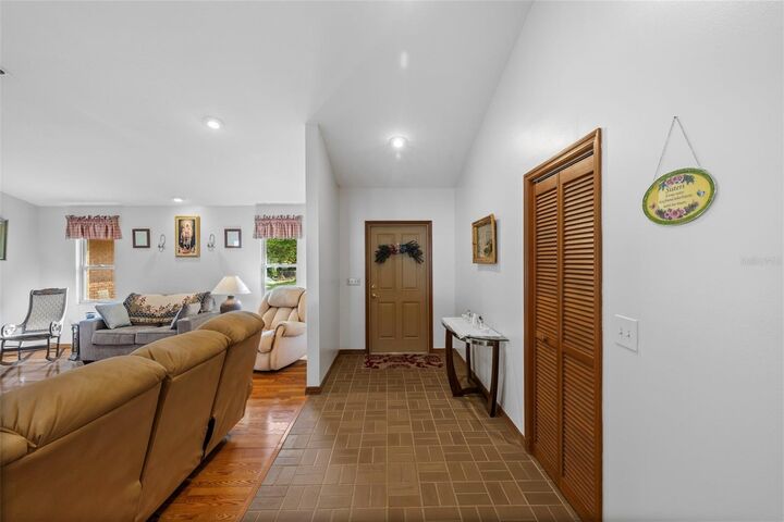 Property Photo: 2521 Laurelwood Lane FL 33596