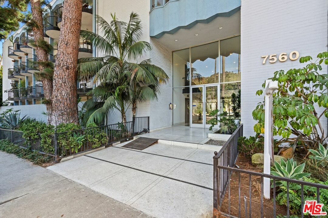 Property Photo:  7560 Hollywood Blvd 402  CA 90046 