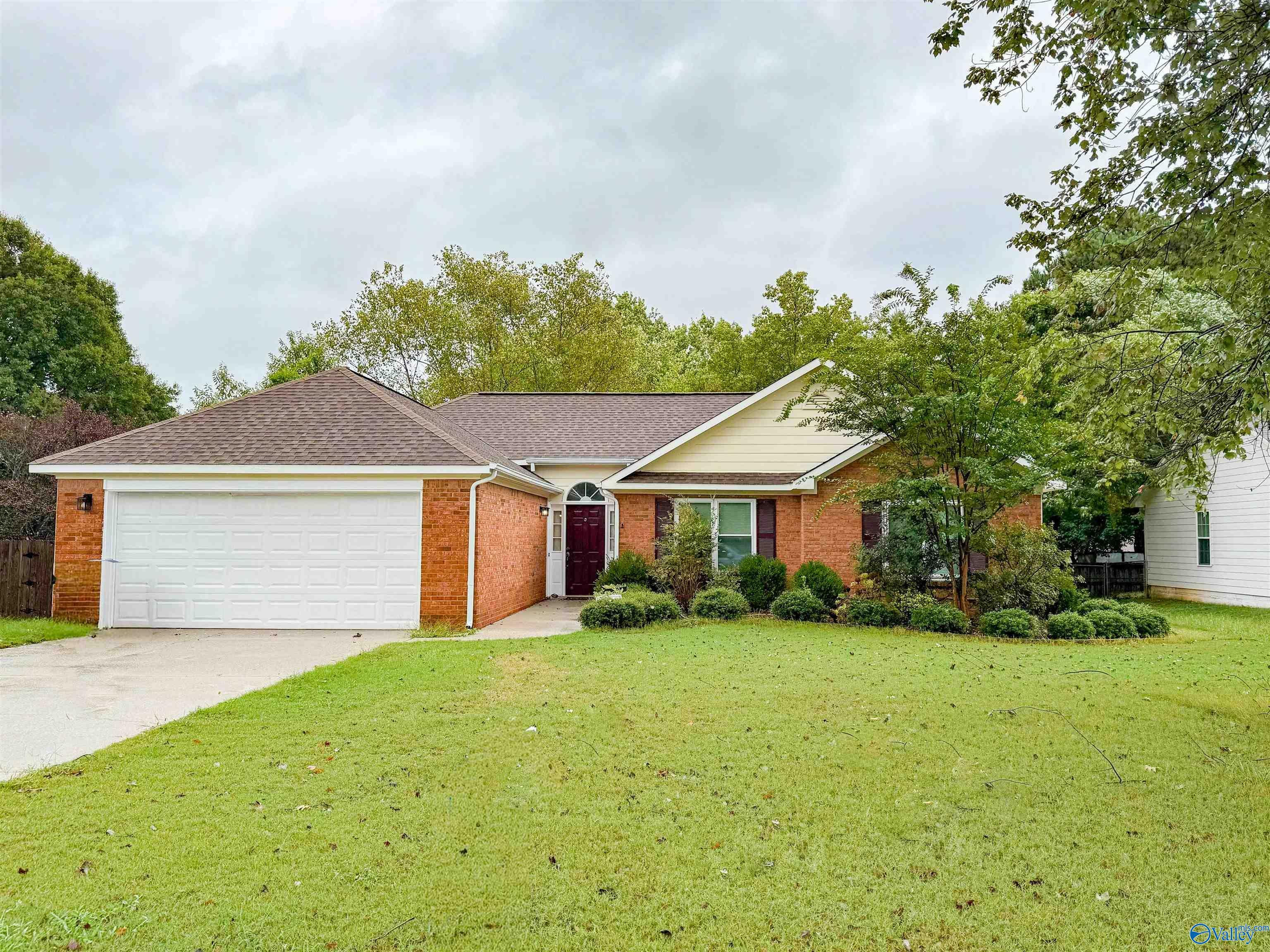 Property Photo:  106 Sleepy Hollow Lane  AL 35758 