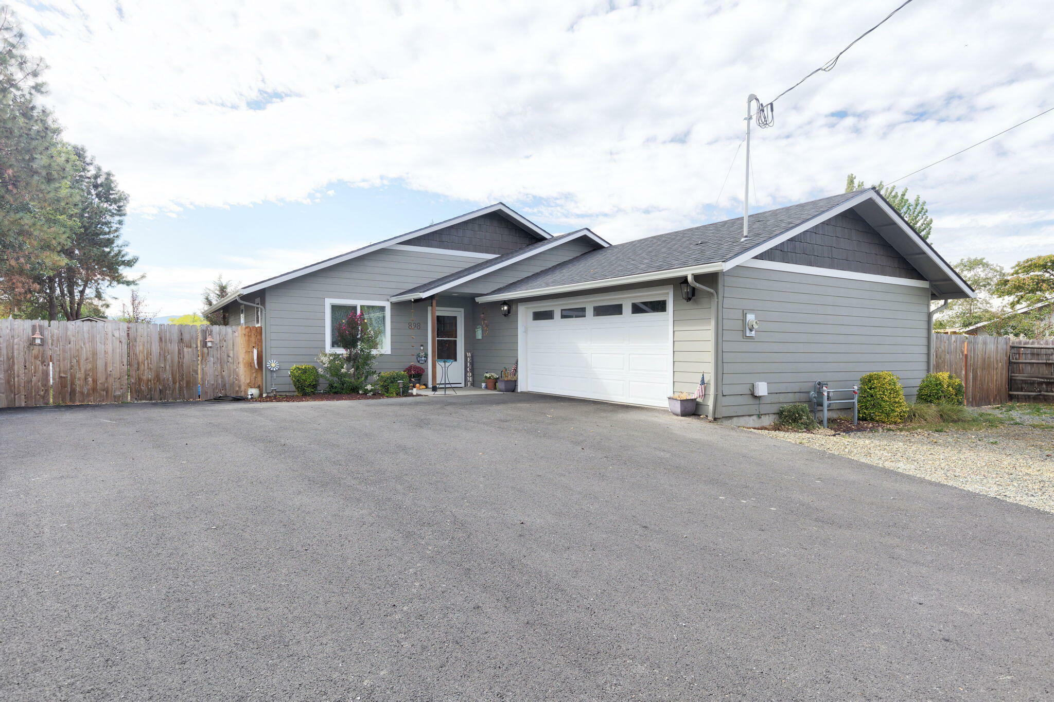 Property Photo: 898 Coutant Lane OR 97527