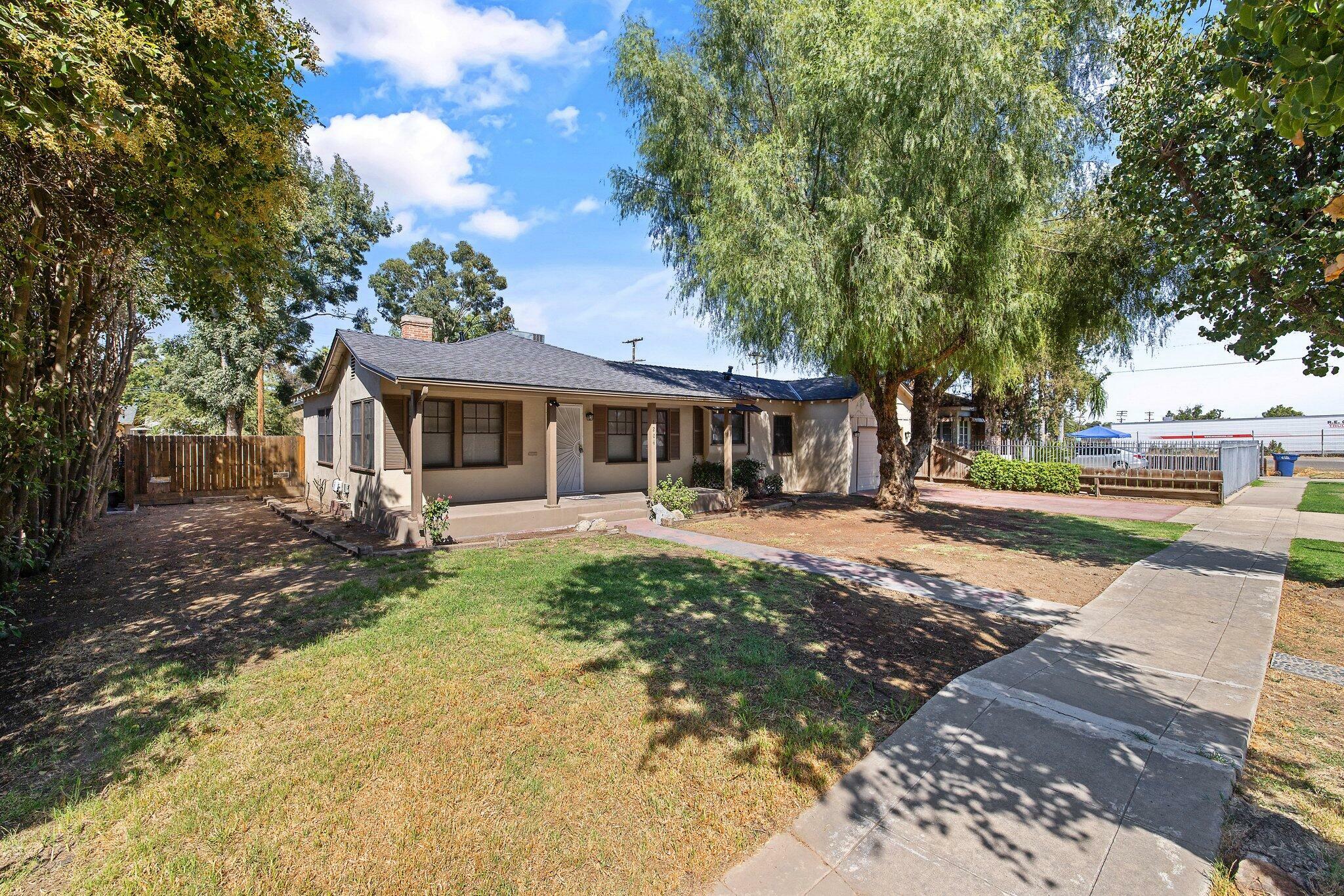 Property Photo:  1204 E Sequoia Avenue  CA 93274 