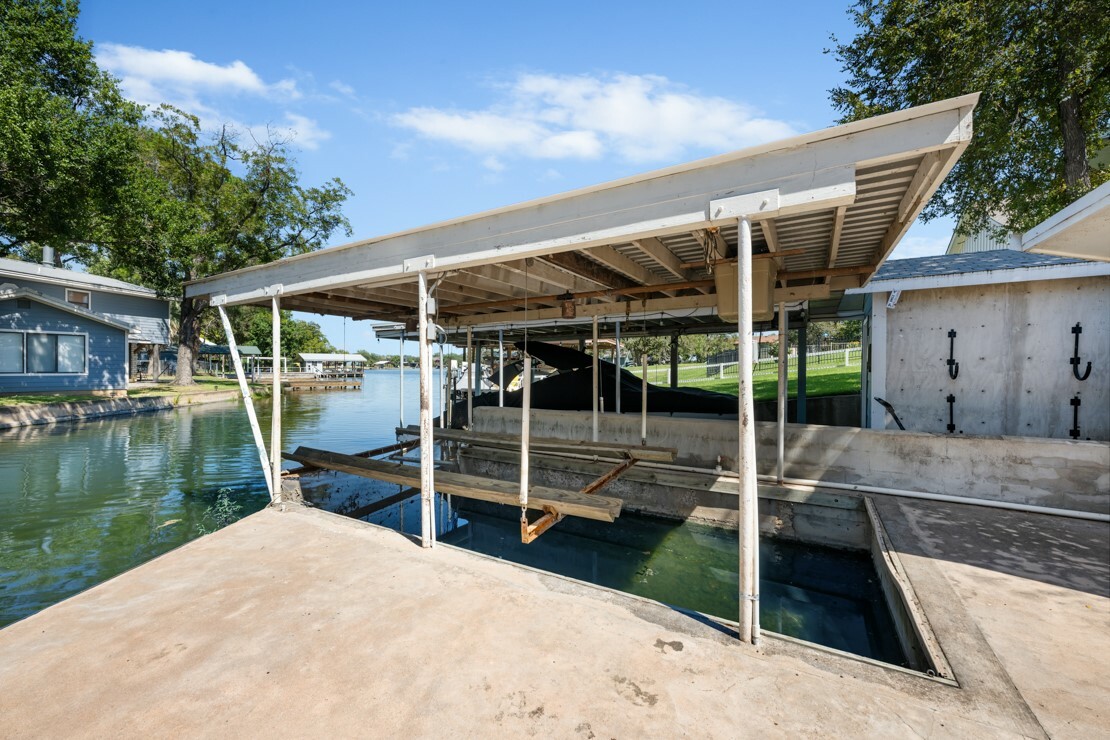 Property Photo:  607 Cove Circle  TX 78654 