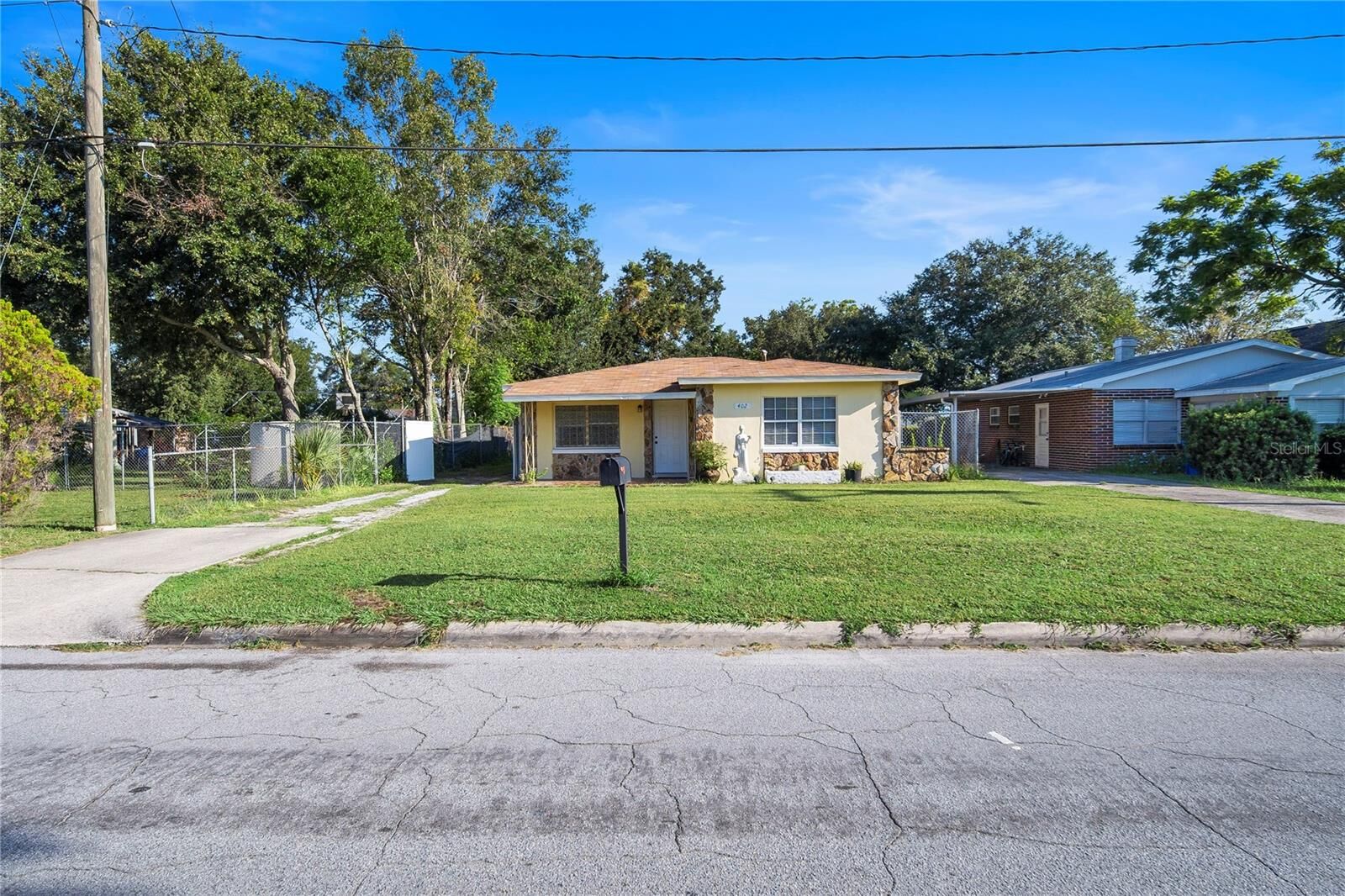 Property Photo: 402 Tuscarora Street FL 33805