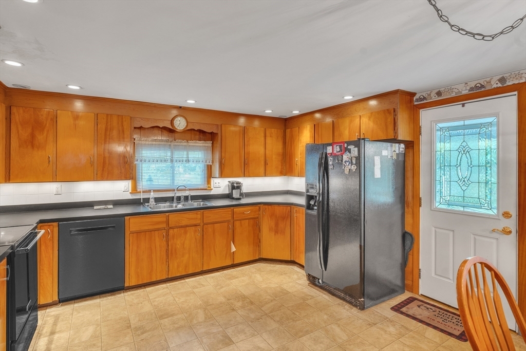 Property Photo:  64 Shea St  MA 01420 