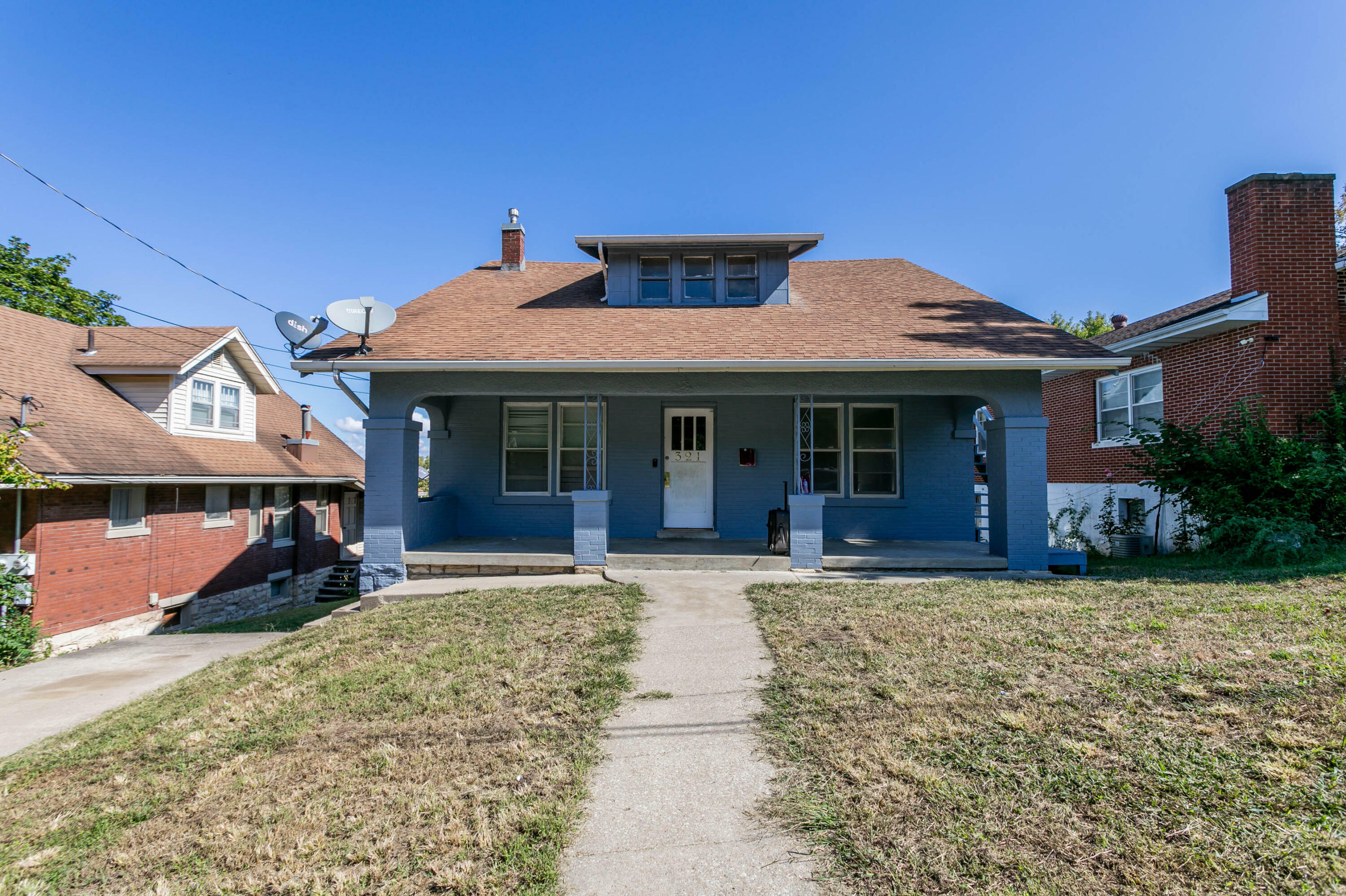 Property Photo:  321 Hickory St  MO 65101 