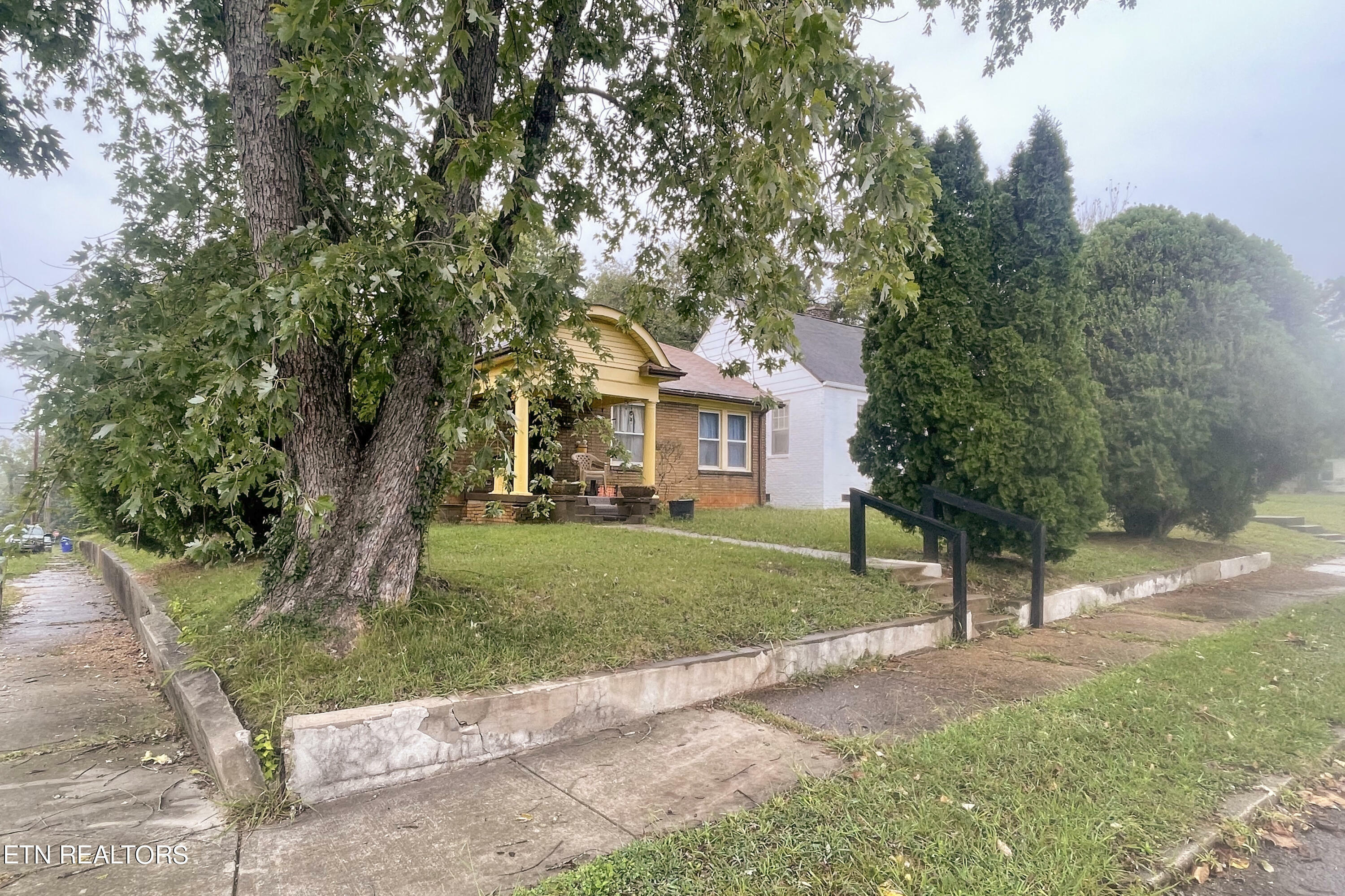 Property Photo:  200 Oakland St  TN 37914 