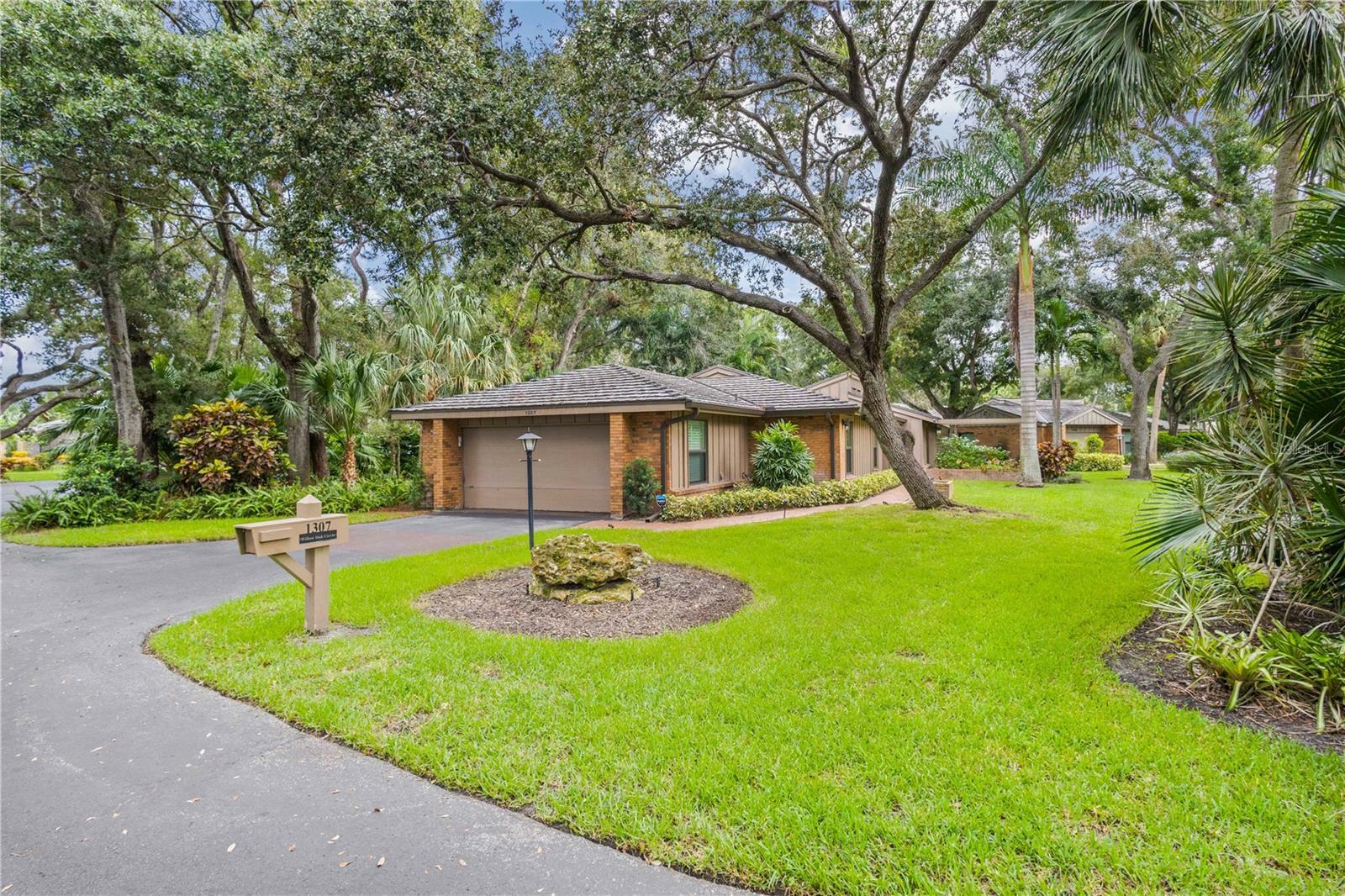 Property Photo:  1307 Willow Oak Circle  FL 34209 