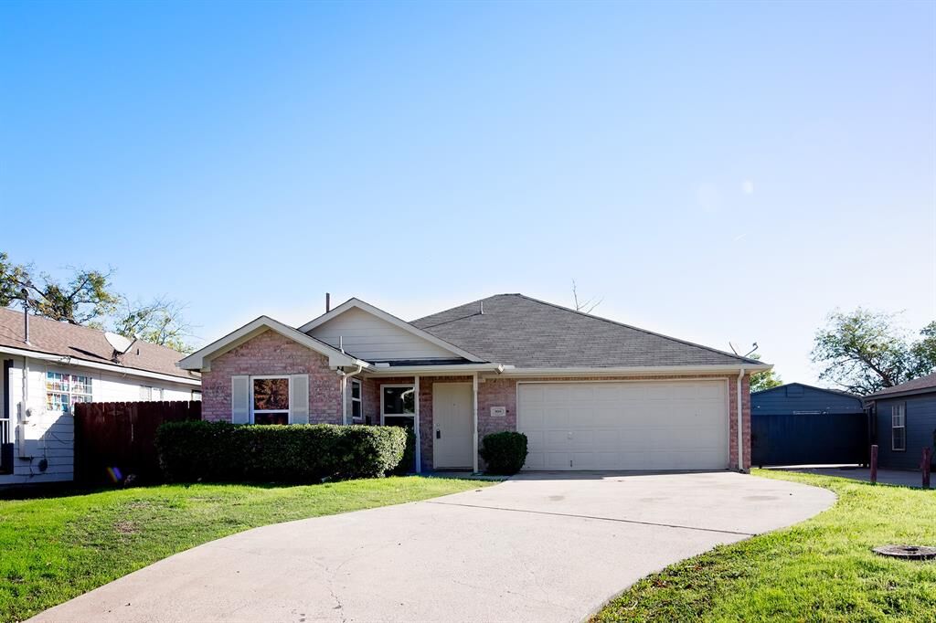 Property Photo: 909 Maples Avenue TX 75069