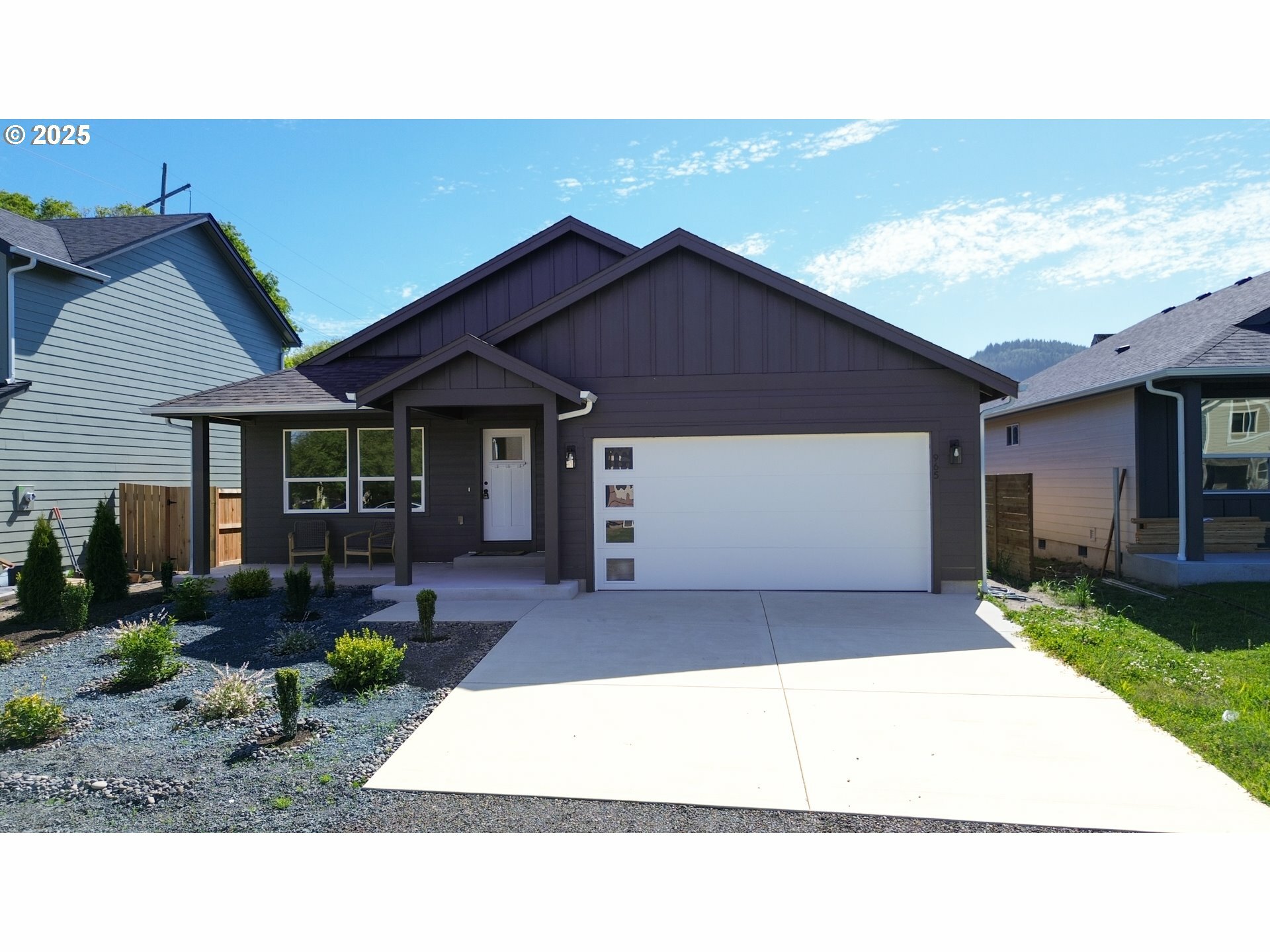 Property Photo: 965 Queen St OR 97138