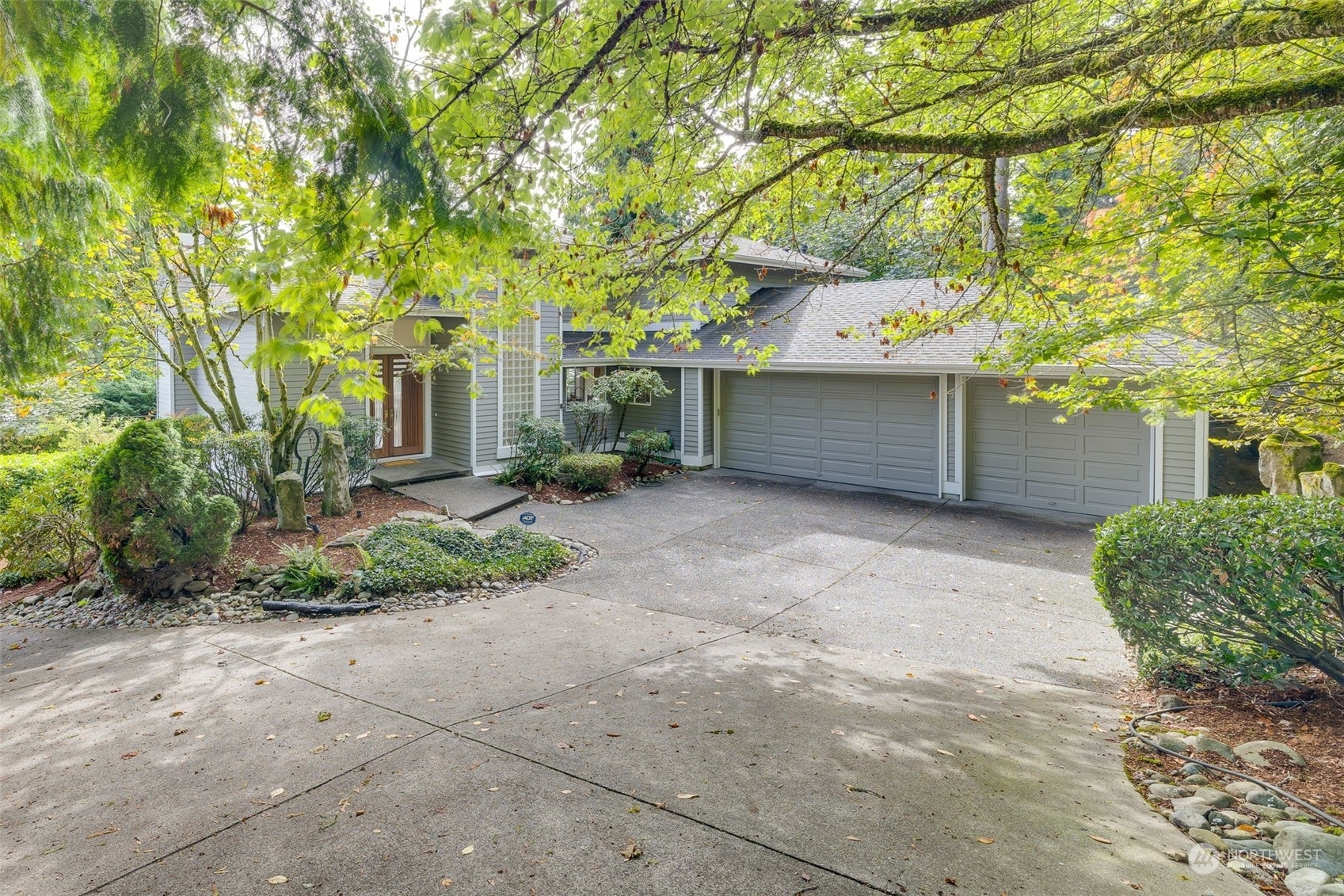 Property Photo:  3227 W Lake Sammamish Parkway SE  WA 98008 