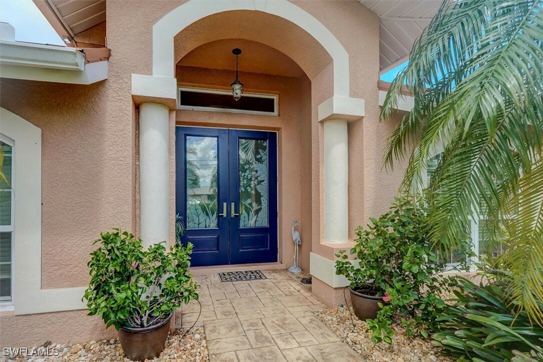 Property Photo:  1101 SE 21st Street  FL 33990 