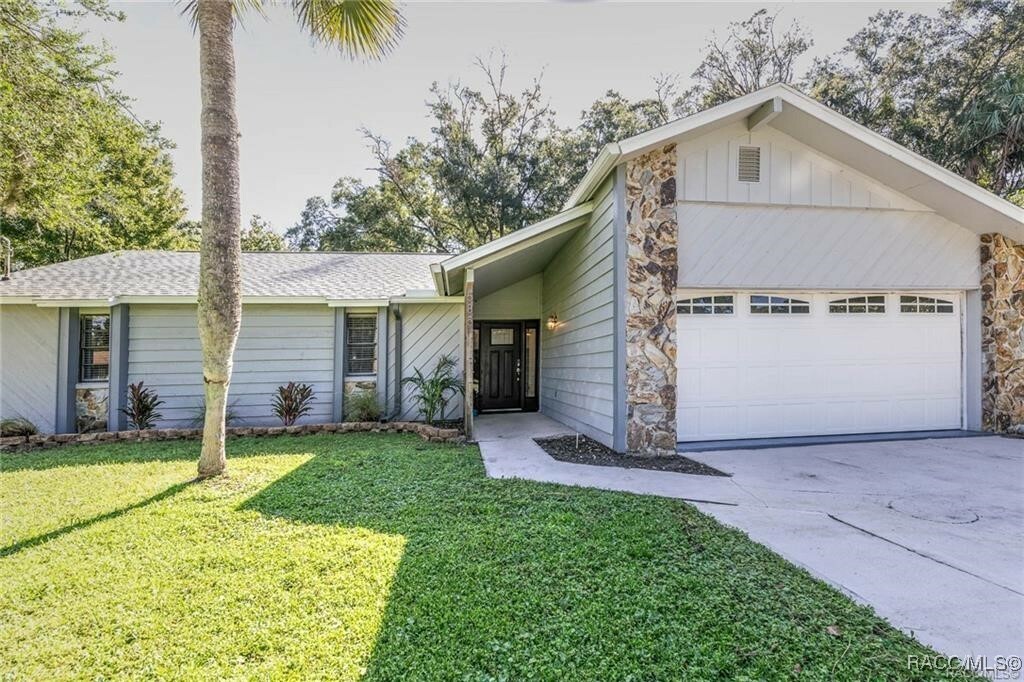 Property Photo:  585 N Country Club Drive  FL 34429 